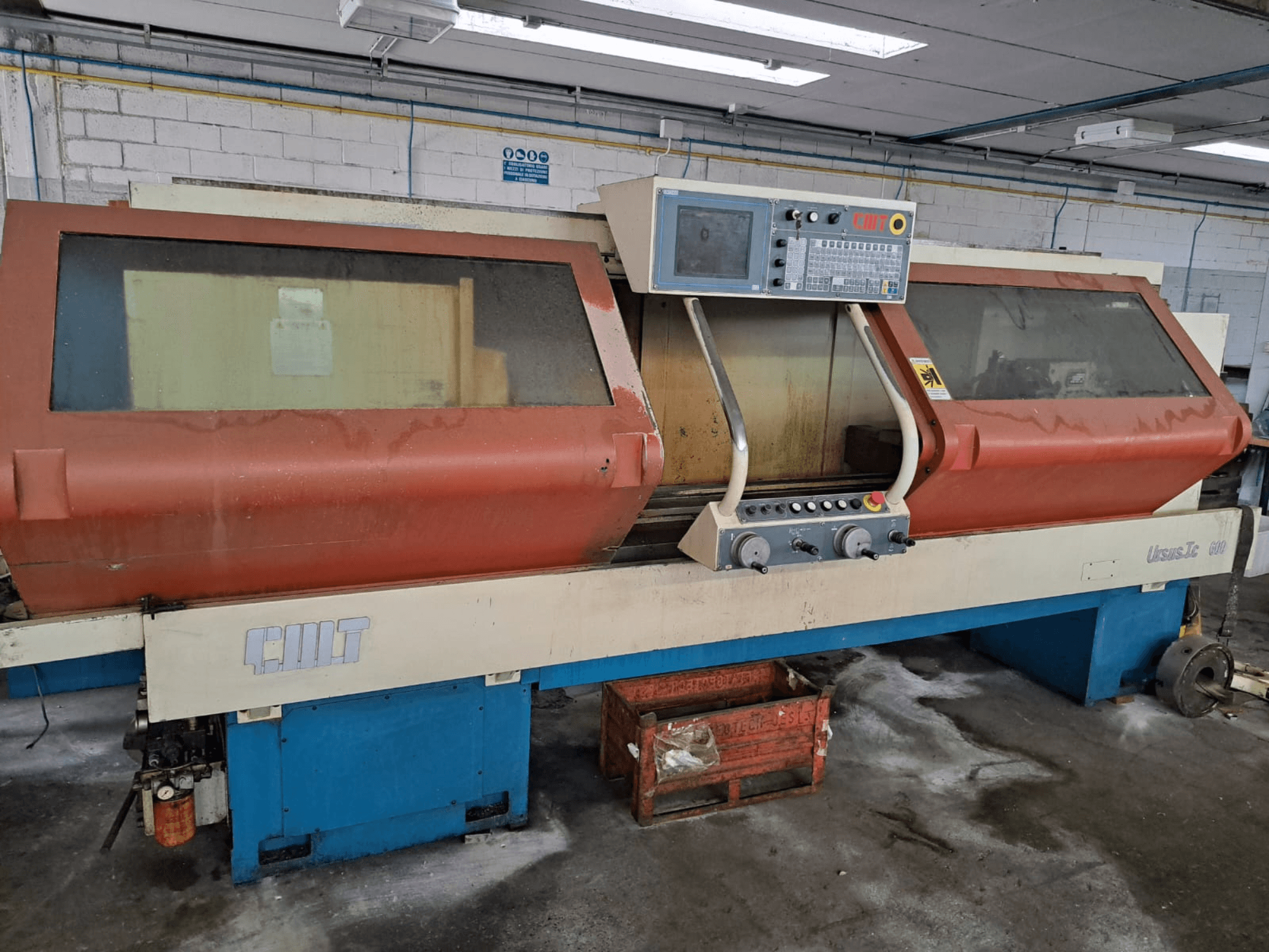 Horisontaalne treipink URSUS TC, esivaade, punase korpuse, juhtpaneeli ja nähtava tööriistahoidjaga.