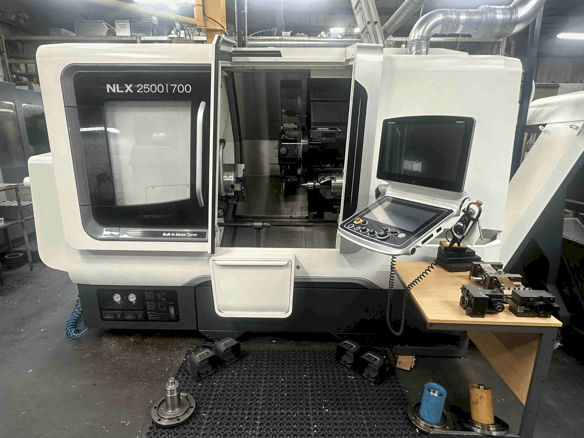 Masina DMG MORI NLX2500SY/700 eestvaade