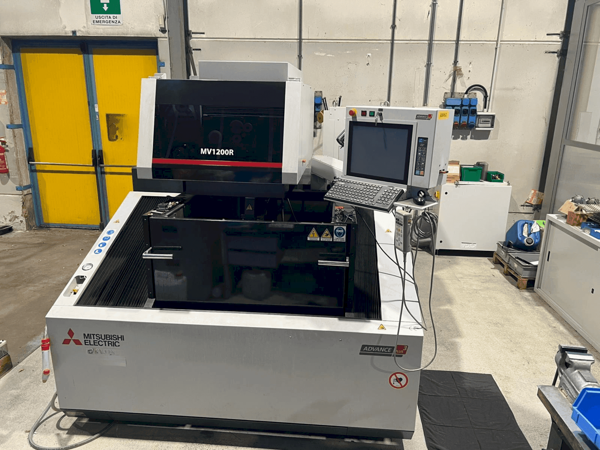 Masina Mitsubishi MV1200R eestvaade