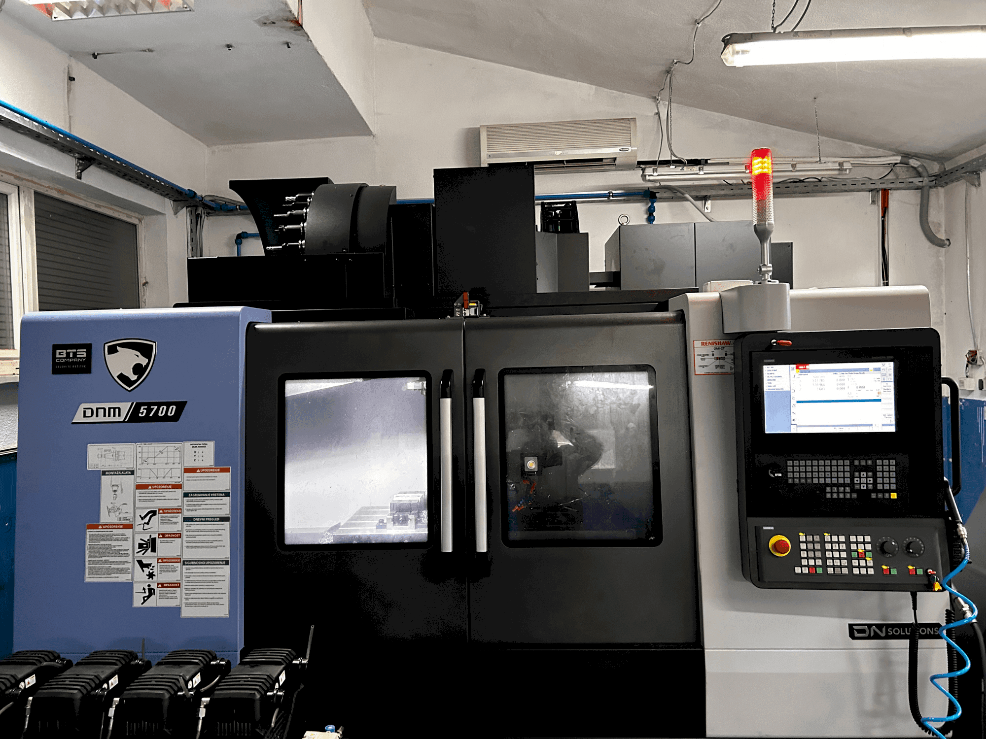 Masina DN SOLUTIONS DNM 5700 eestvaade
