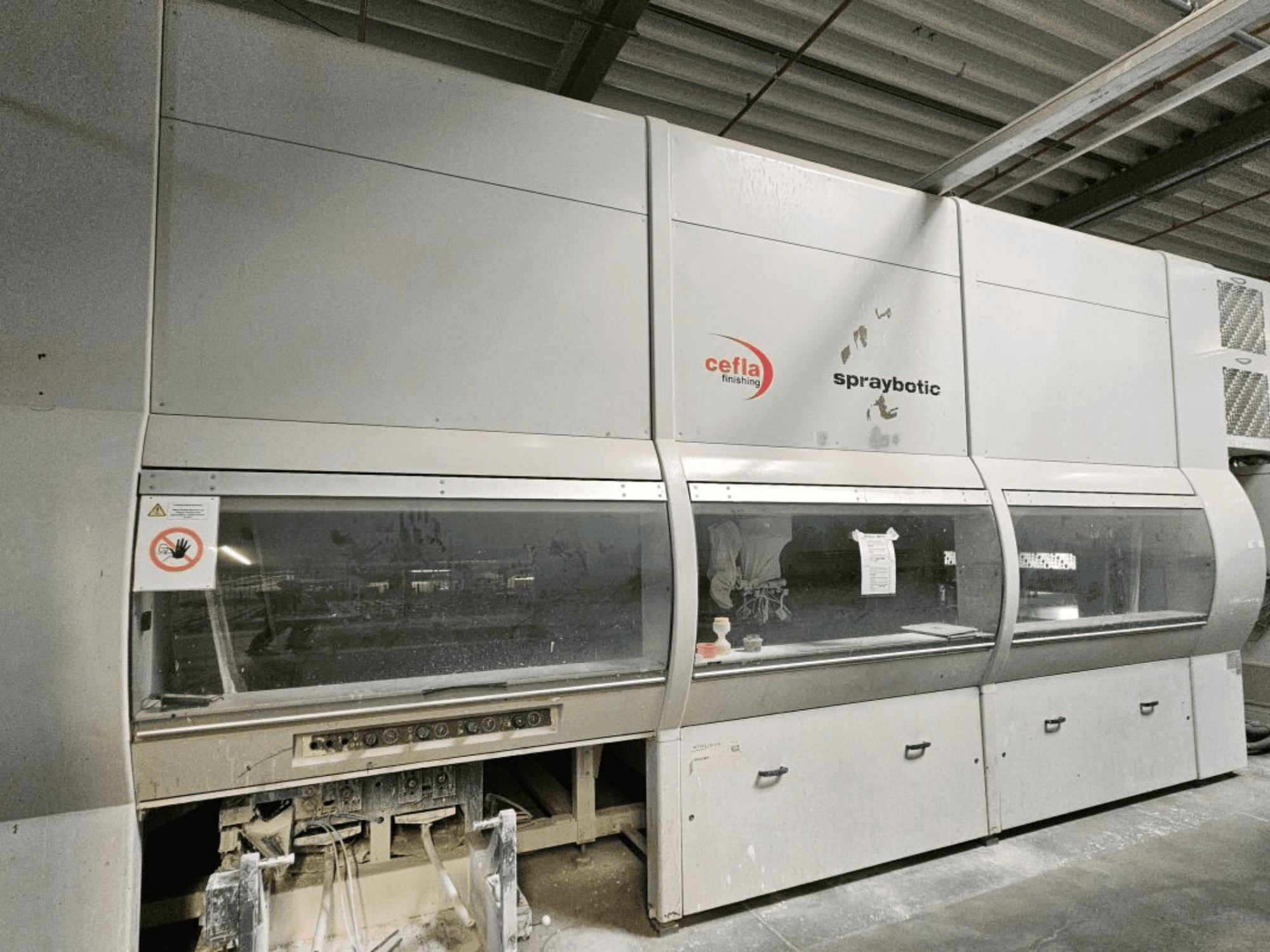 Cefla Spraybotic MD tootmisliin puidule, esiplaanil, juhtpaneel ja läbipaistvad vaateaknad.