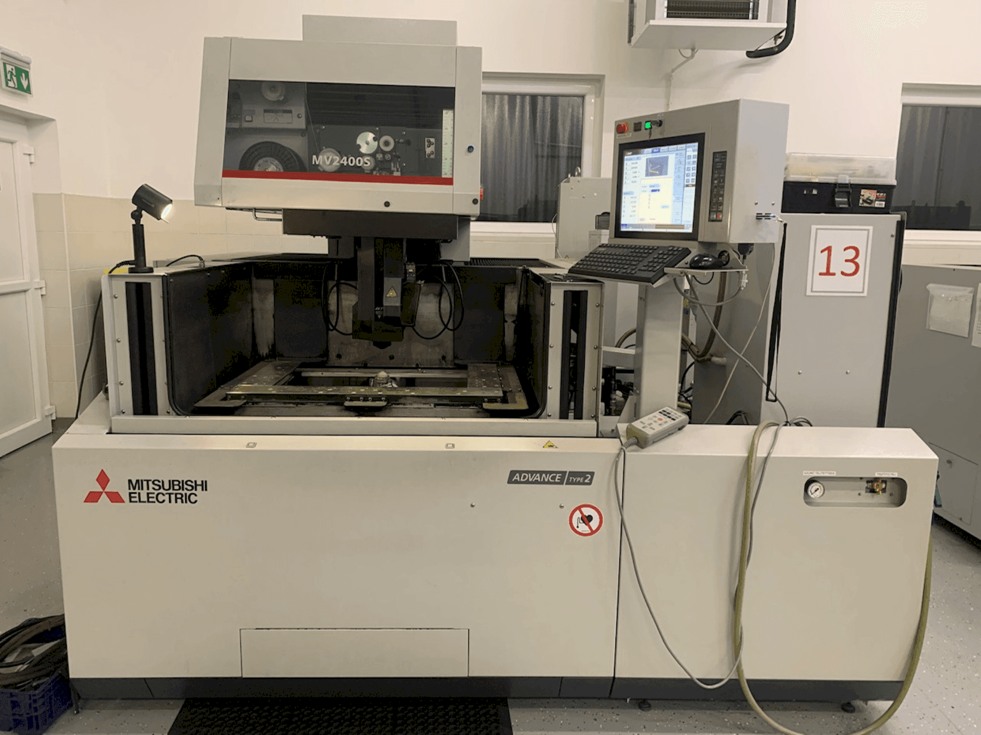 Masina Mitsubishi MV2400S eestvaade