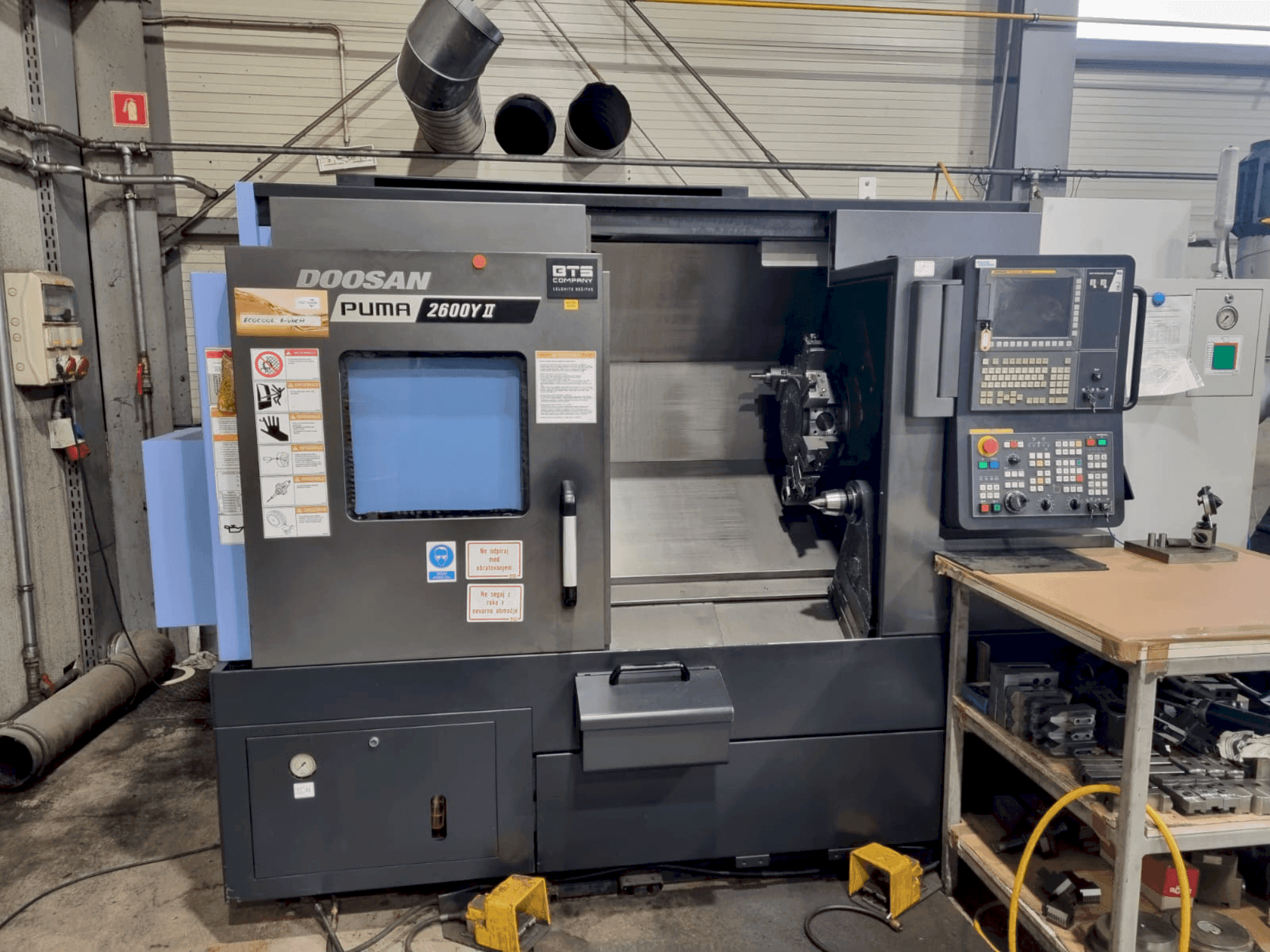 Masina DOOSAN Puma 2600Y II eestvaade