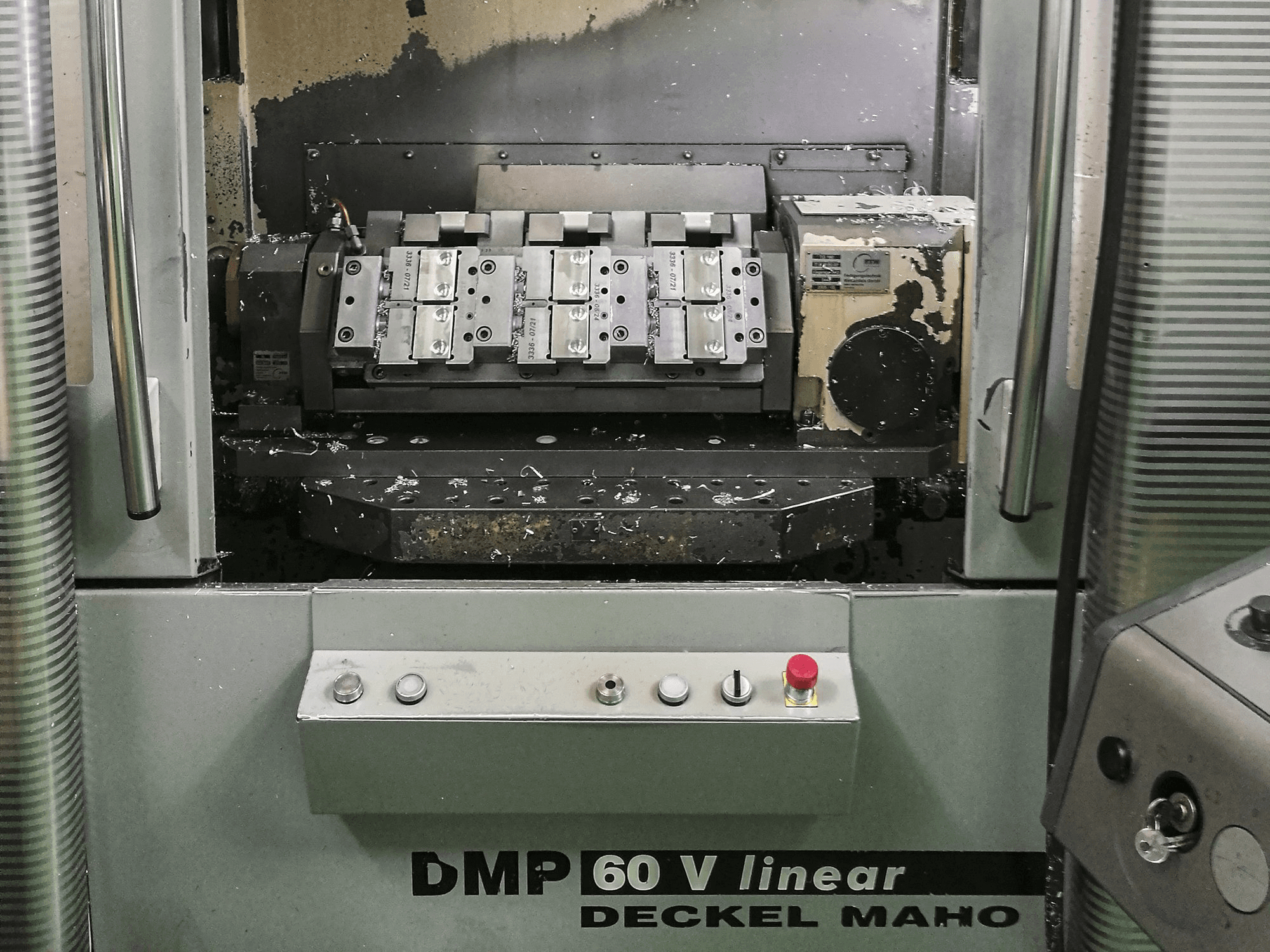 Masina DECKEL MAHO DMP 60 V linear eestvaade