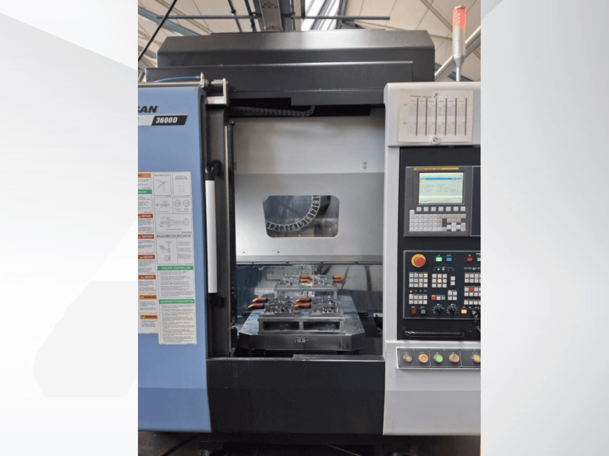 DOOSAN T 3600 D vertikaalne treipink eesvaates, kus on näidatud juhtpaneel ja tööala koos tööriistadega.