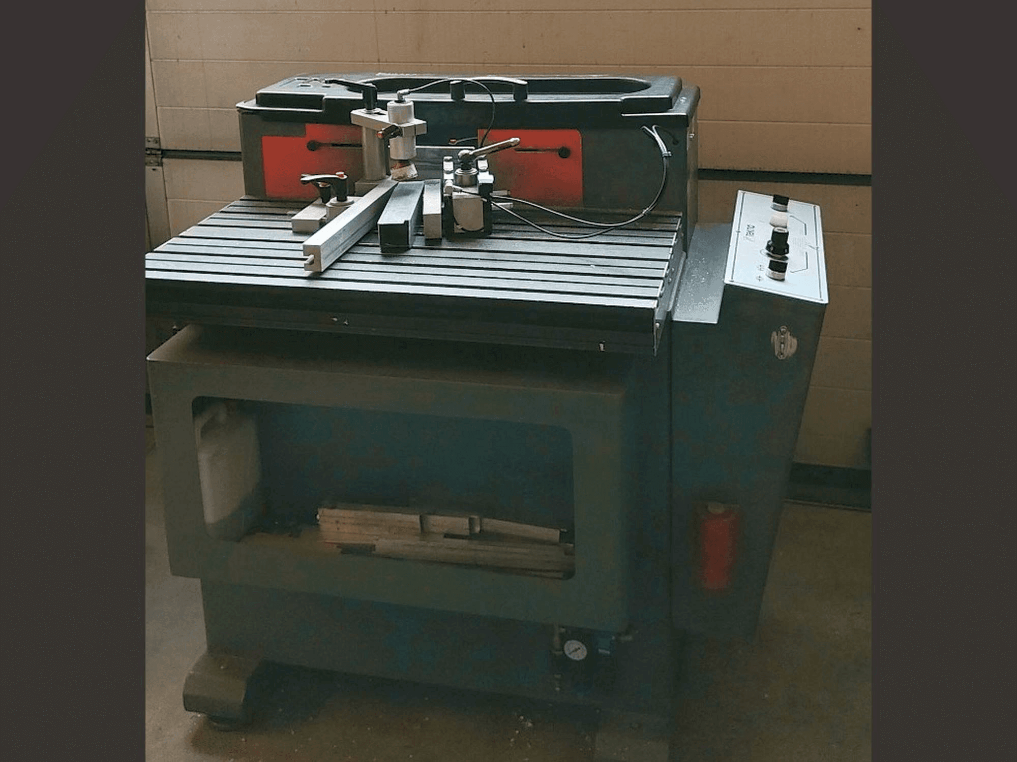 Masina Tekna TK661 vasaku külje vaade