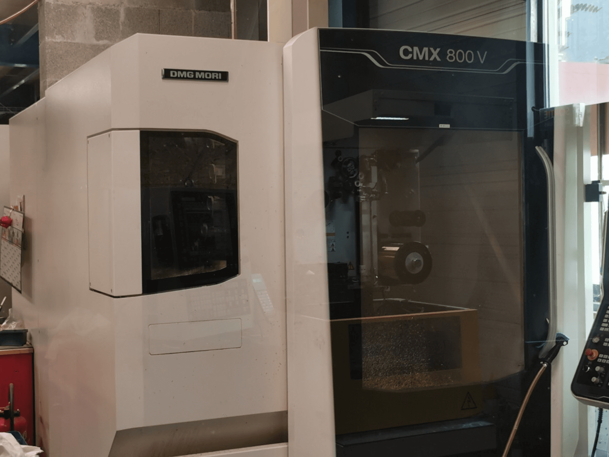 DMG Mori Seiki CMX 800 V vertikaalne töötlemiskeskus, esivaade, millel on näha juhtpaneel ja töötsoon koos nähtavate tööriistadega.