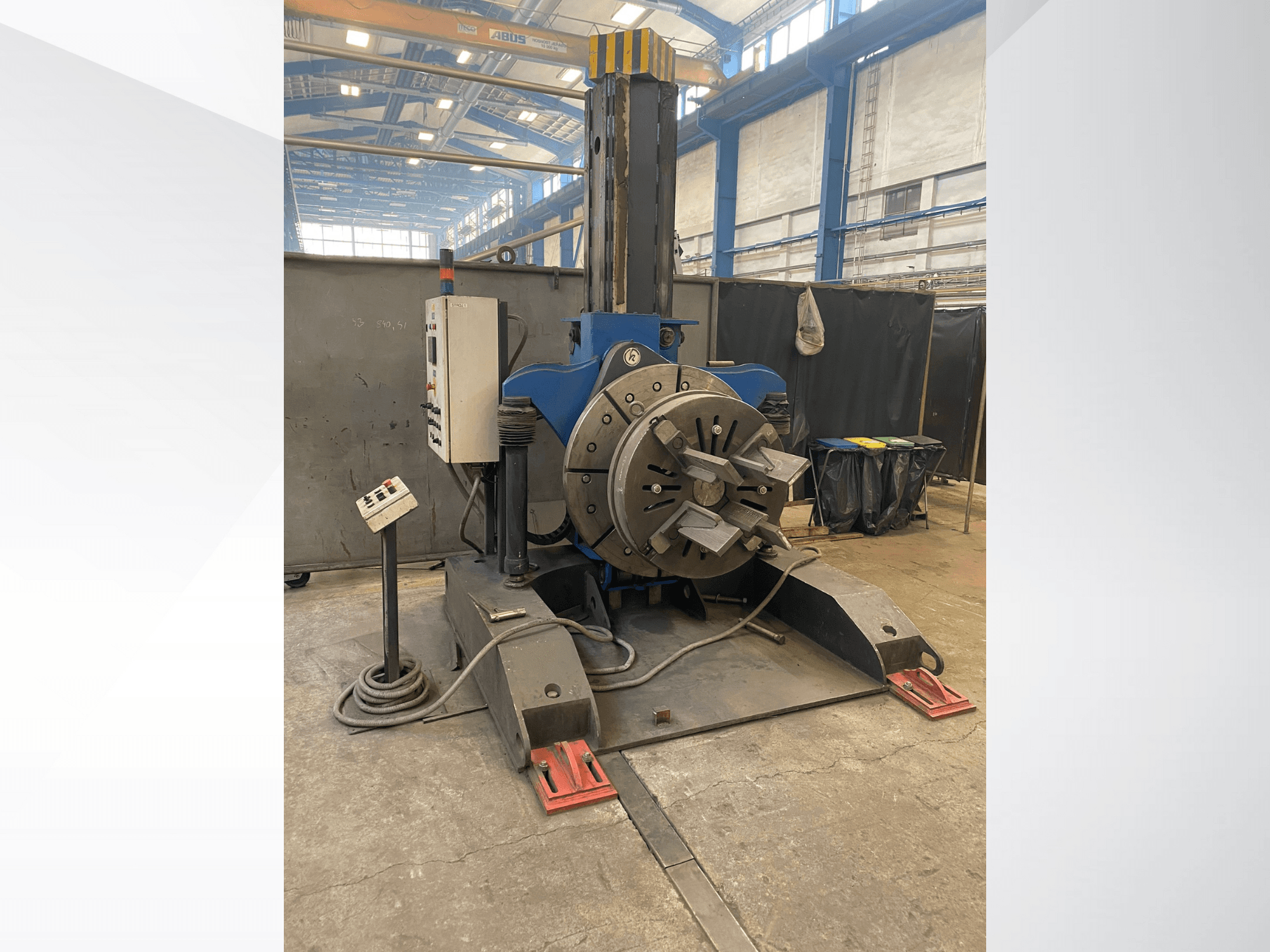 Sinine tööstuslik treipingi ümmarguse pöörleva pea ja juhtpaneeliga, külgvaade, töökojas.