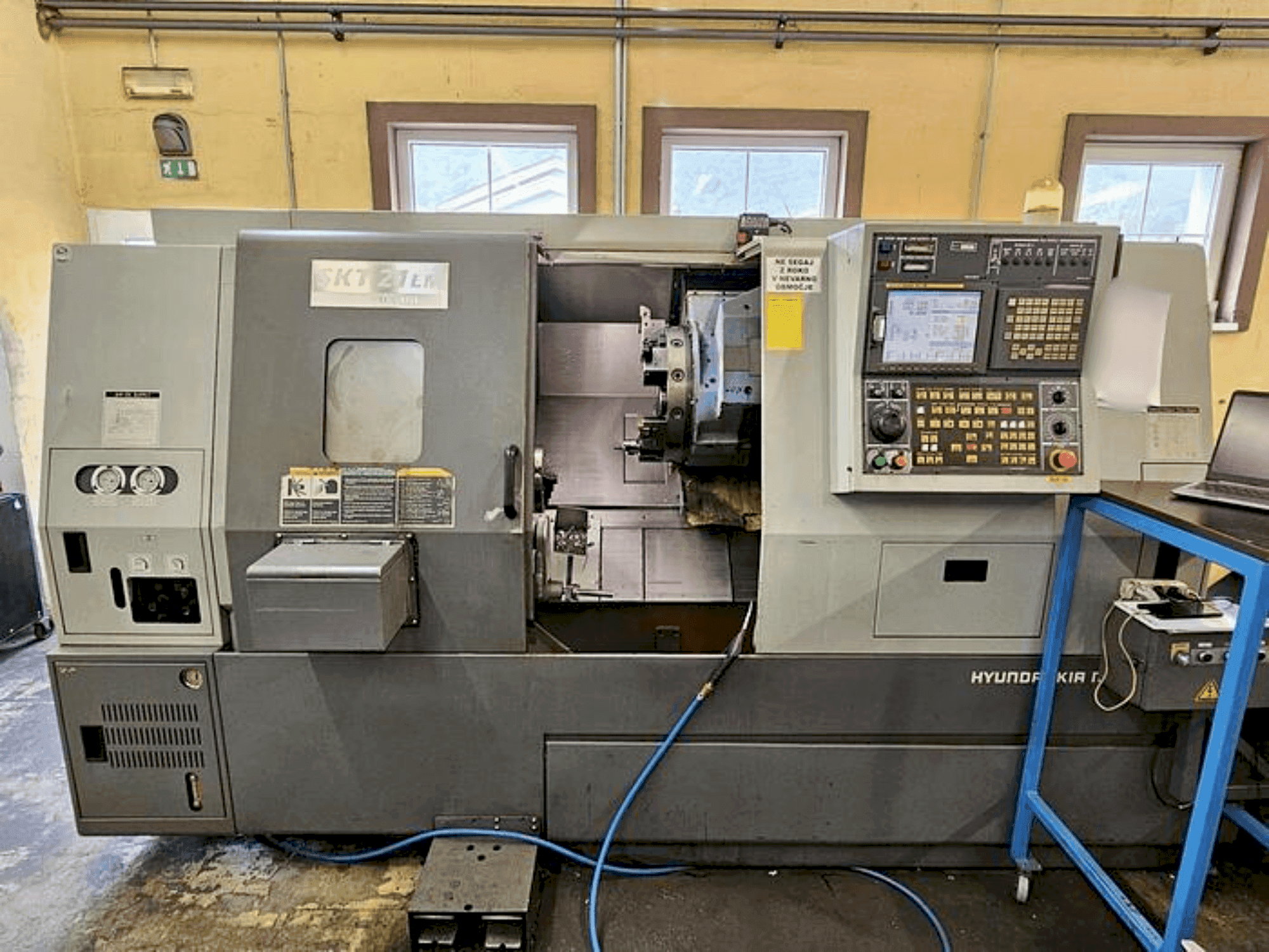 Masina HYUNDAI KIA SKT 21 LM eestvaade