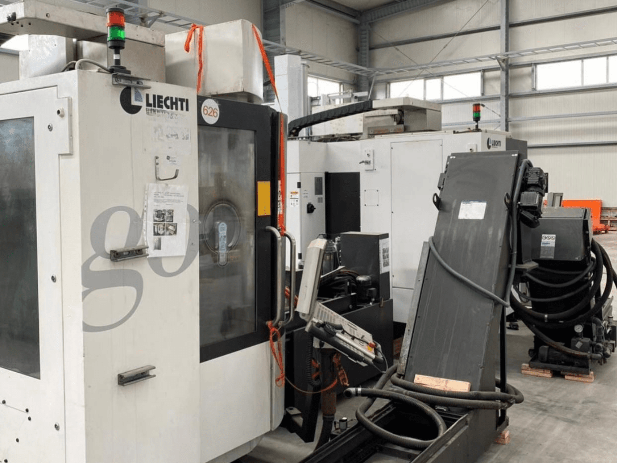 Liechti go-Mill 350 vertikaalne töötluskeskus, esiplaanil, juhtpaneel ja nurgapealne detailihoidja.