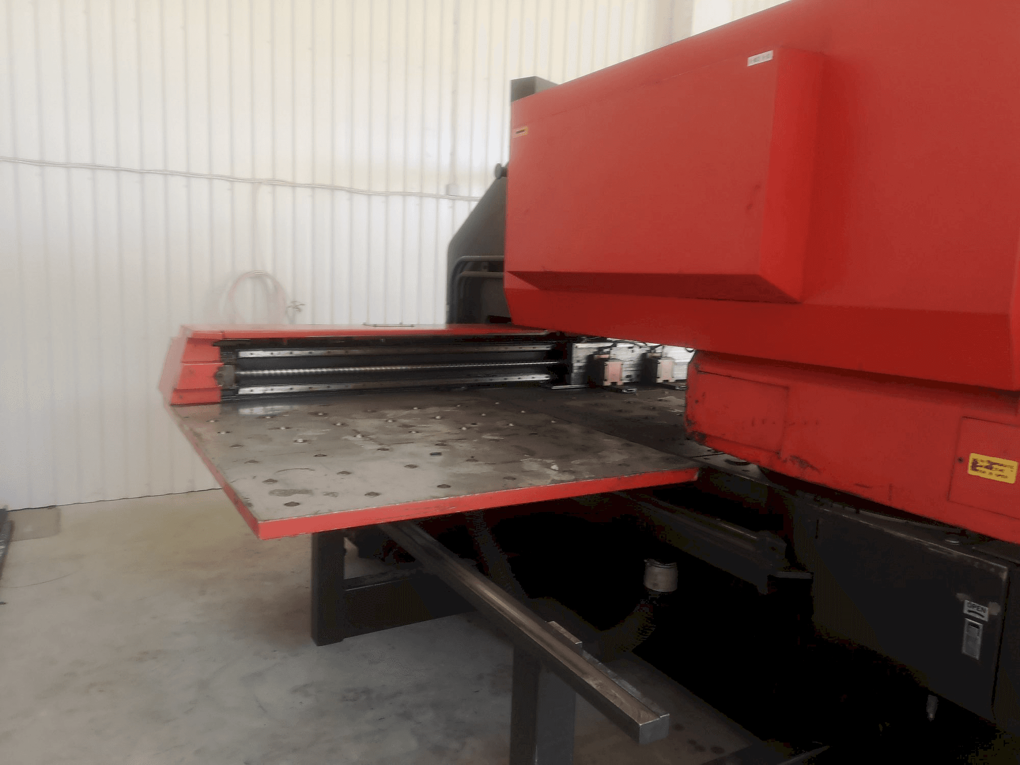 Masina AMADA eestvaade