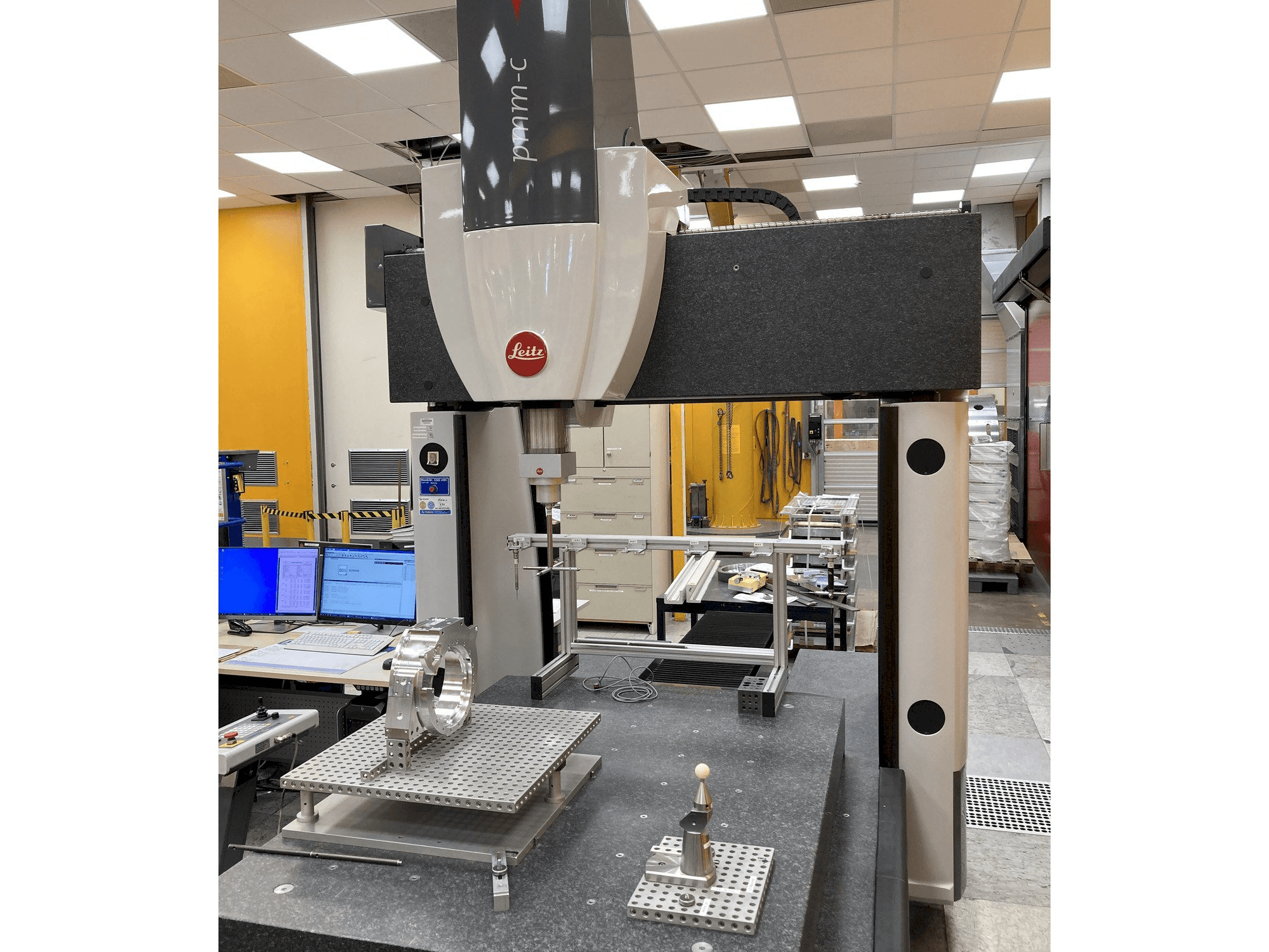 Masina Hexagon Leitz PMM-C eestvaade