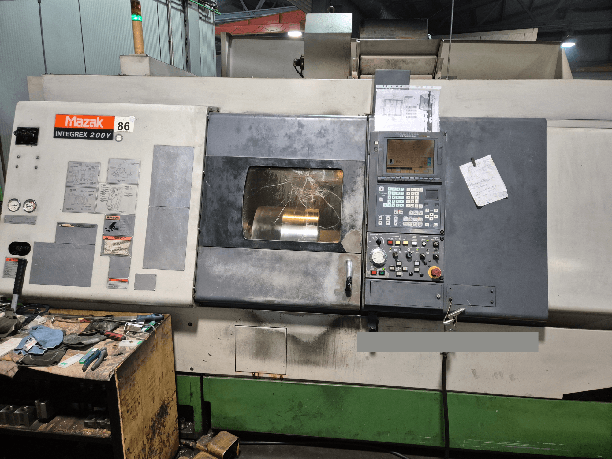 Mazak Integrex 200Y treipink, esivaade, juhtpaneel ja tööriistad pingil. Nähtavad näidikud ja ekraan.