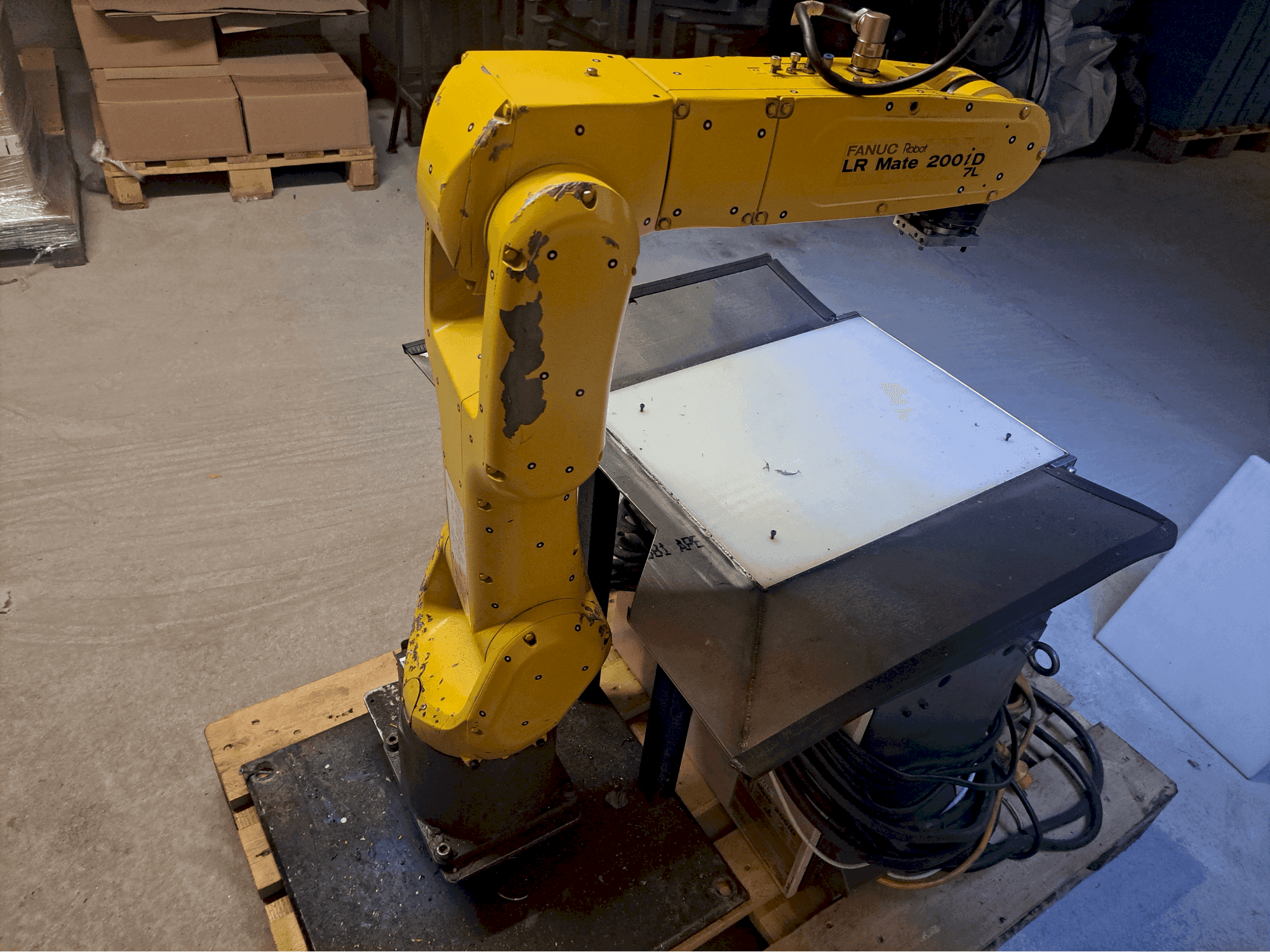 Masina FANUC LR Mate 200iD/7L eestvaade