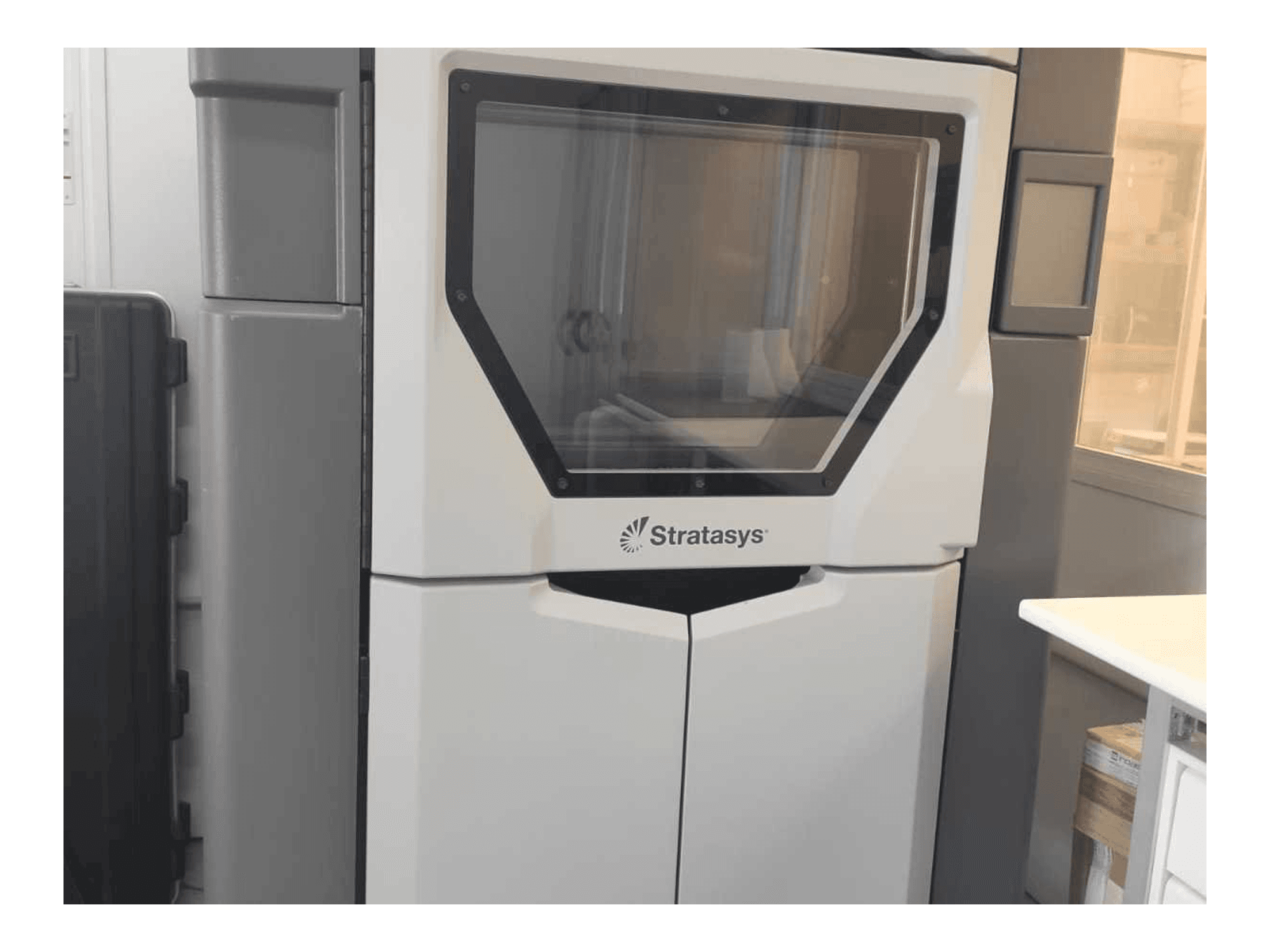 Masina Stratasys Fortus 450MC eestvaade