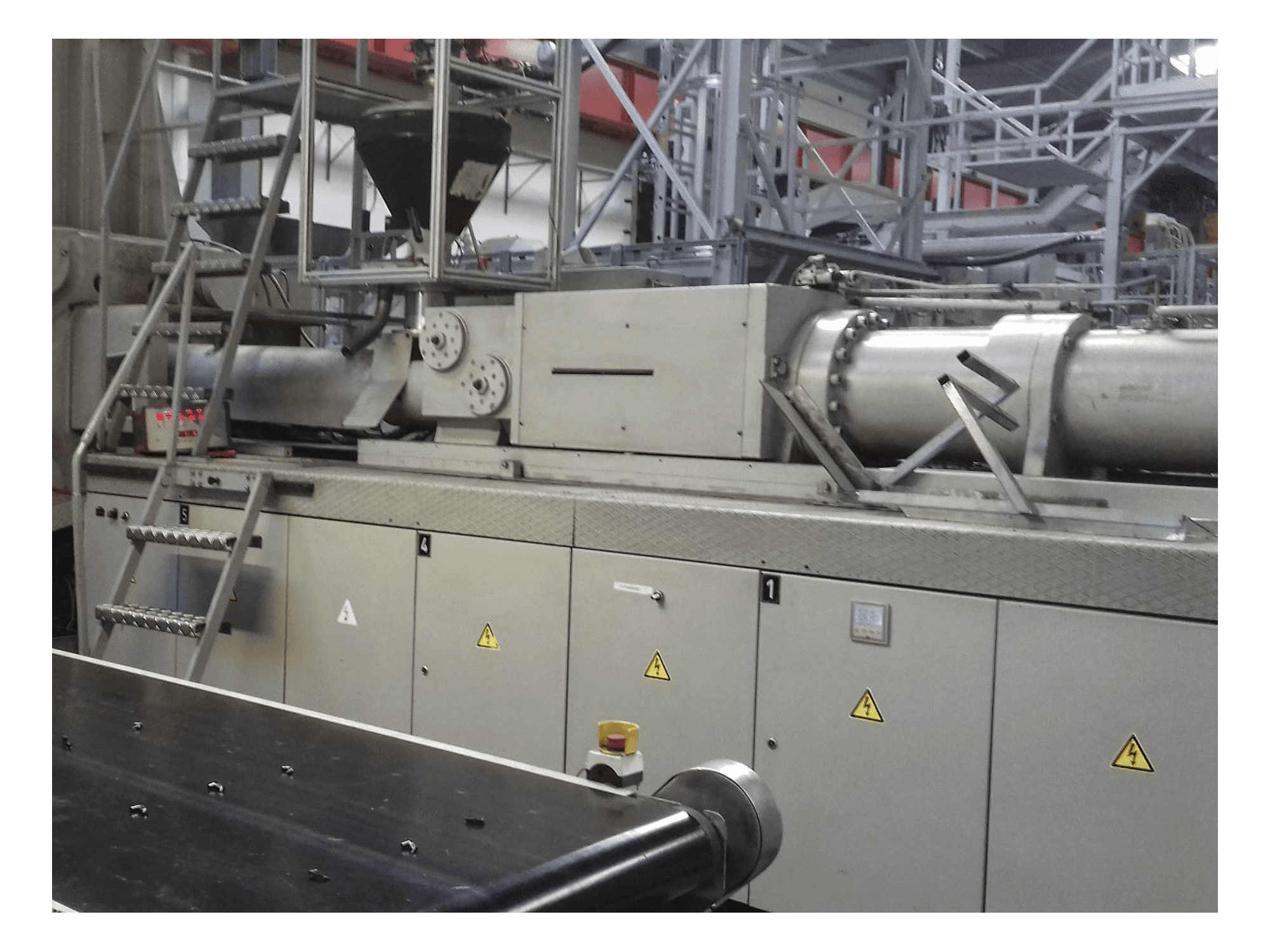 Masina Krauss Maffei 650-4350 BM parema külje vaade