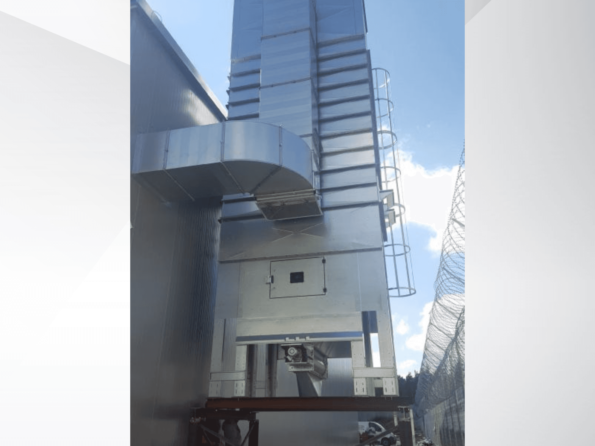 NAWARA RUBIN 2030 puidumasin, külgvaade, millel on metallkonstruktsioon ja kanalid sinise taeva taustal.