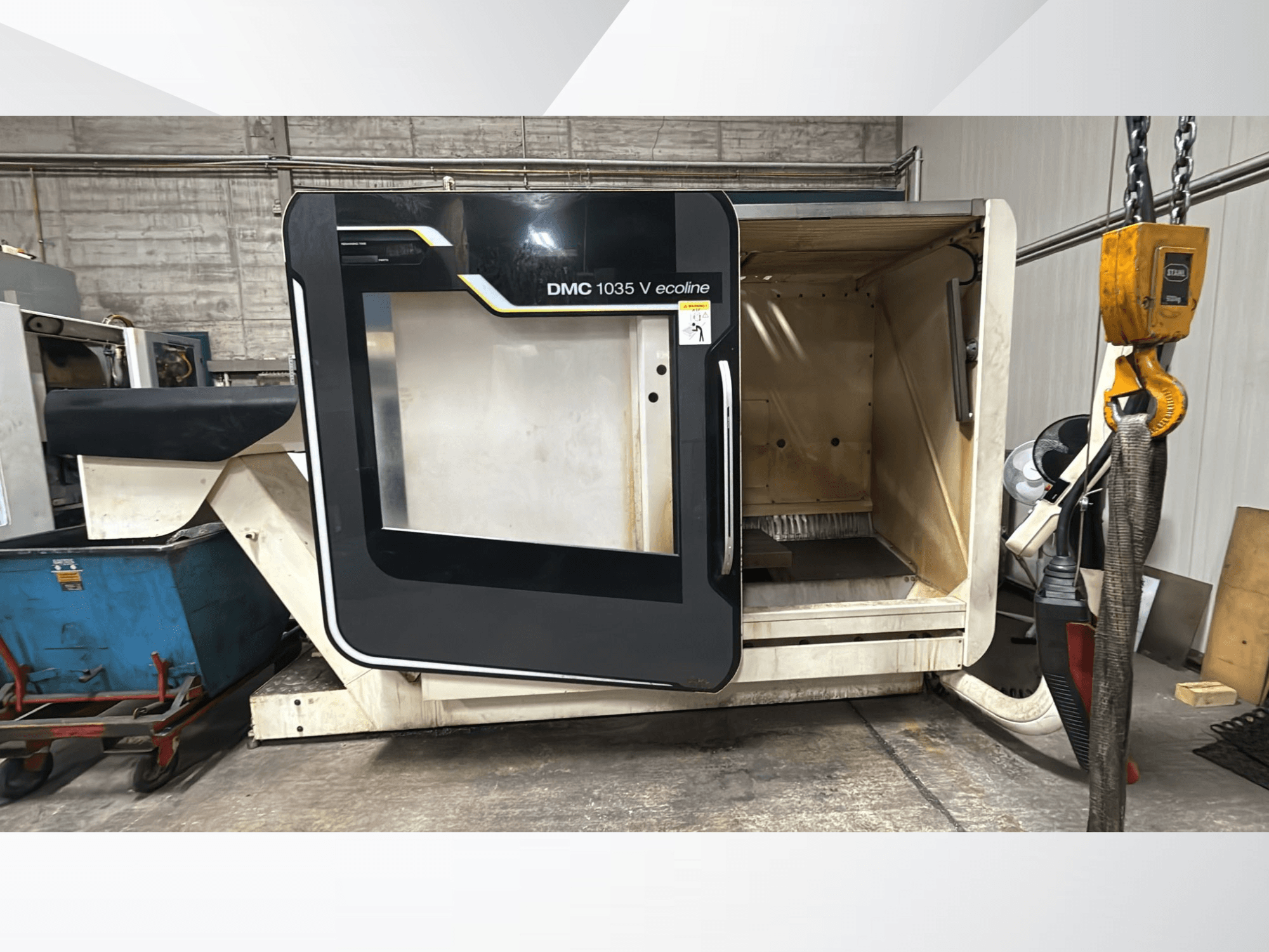 DMC 1035 V ecoline CNC masin, esivaade, avatud uks, mis paljastab tühja sisemuse ja juhtpaneeli.