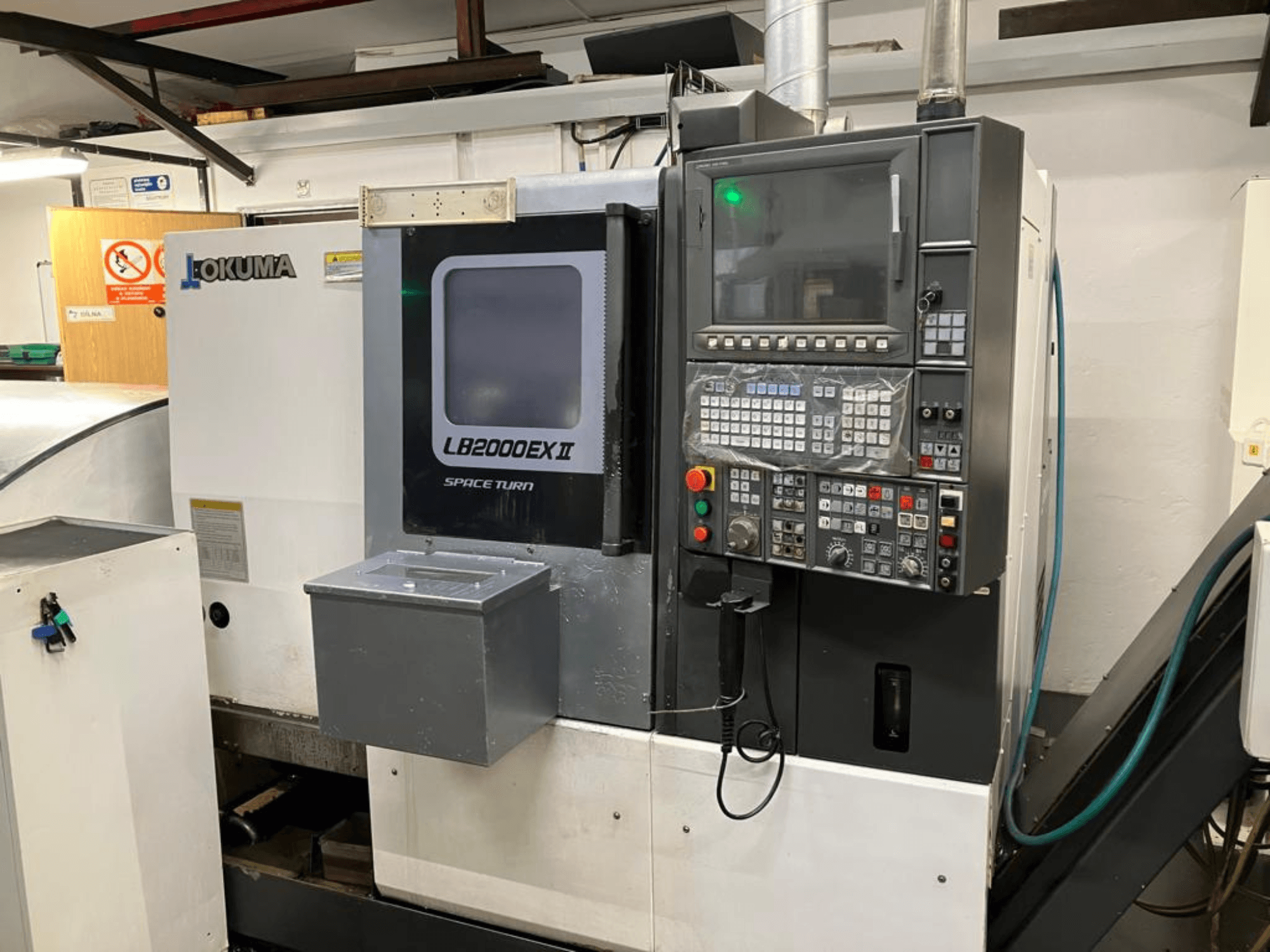 Okuma LB2000EXII MC horisontaalne treipink, esikülg, kus on näidatud juhtpaneel ja tööfunktsioonid.