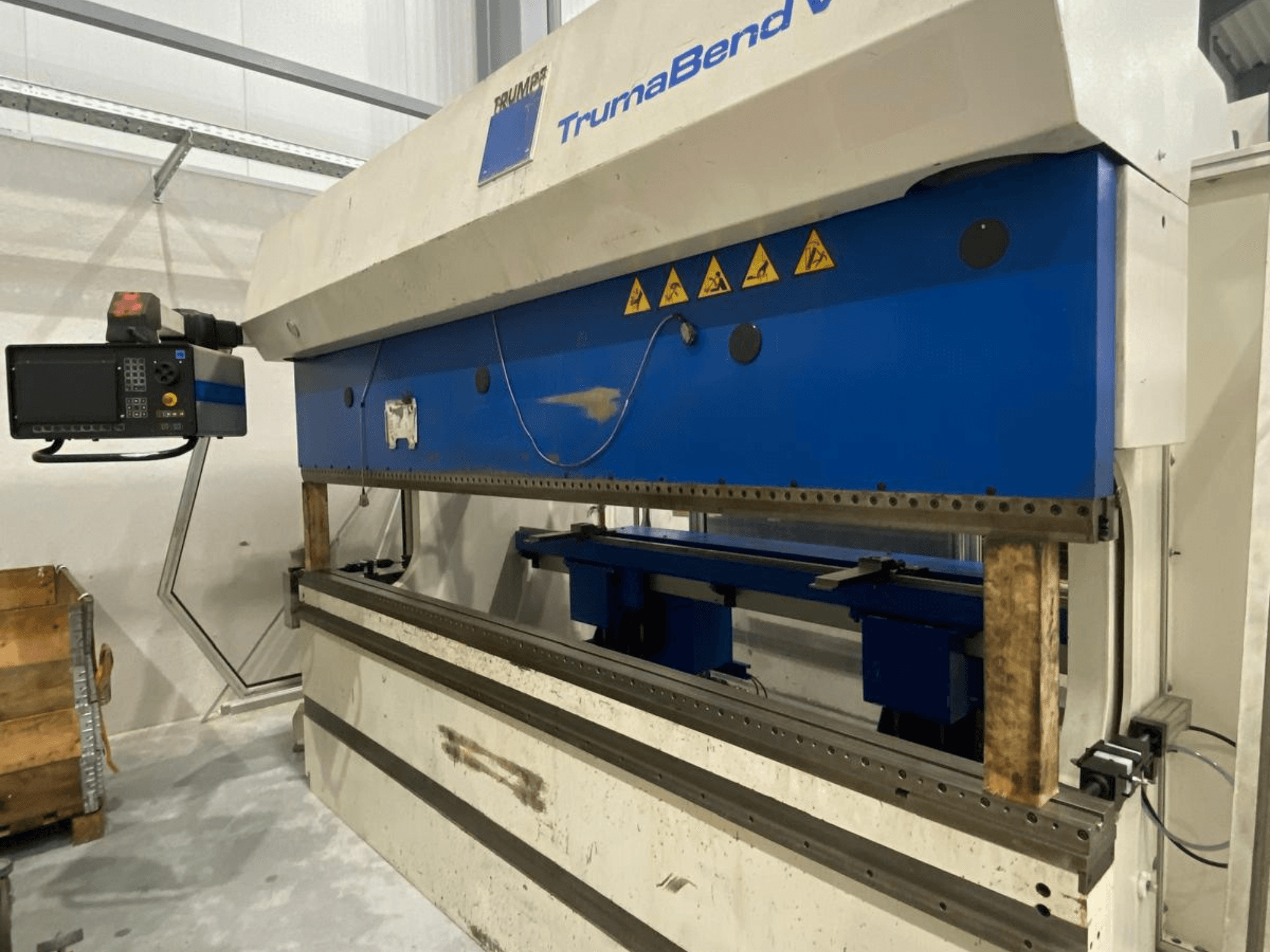 TRUMPF Trumabend V130 kantpress, vaade eest, näha on juhtpaneel, sinised osad ja ohutushoiatused.