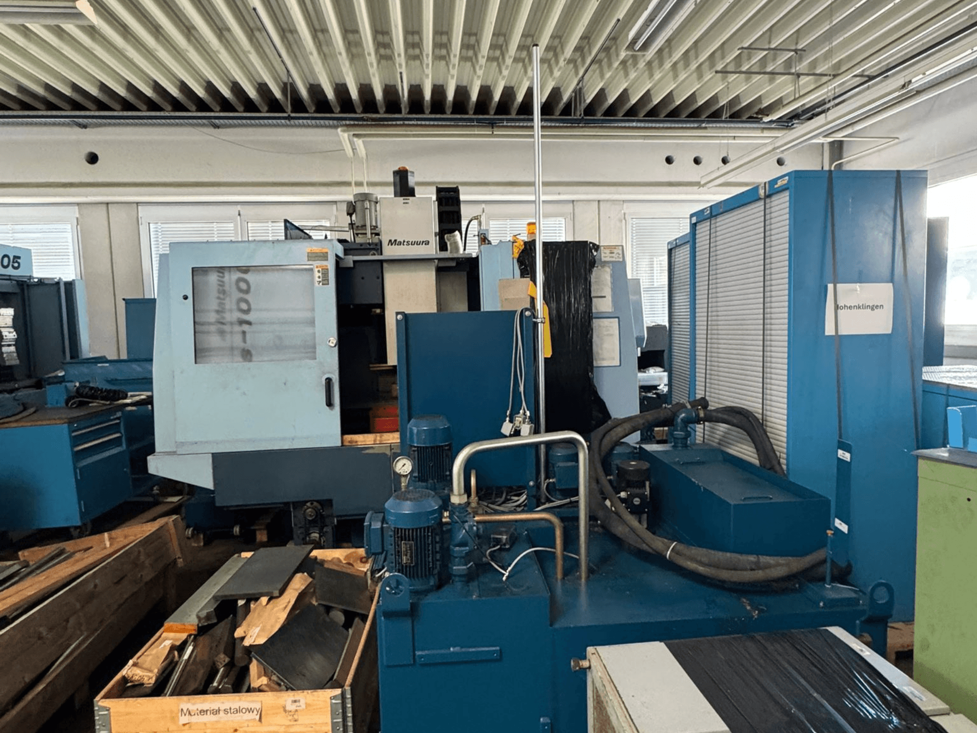 Matsuura Vplus 1000/40 vertikaalse töötlemiskeskuse esivaade, millel on näha juhtimisseadmed, mootorid ja ümbritsev töökeskkonna.