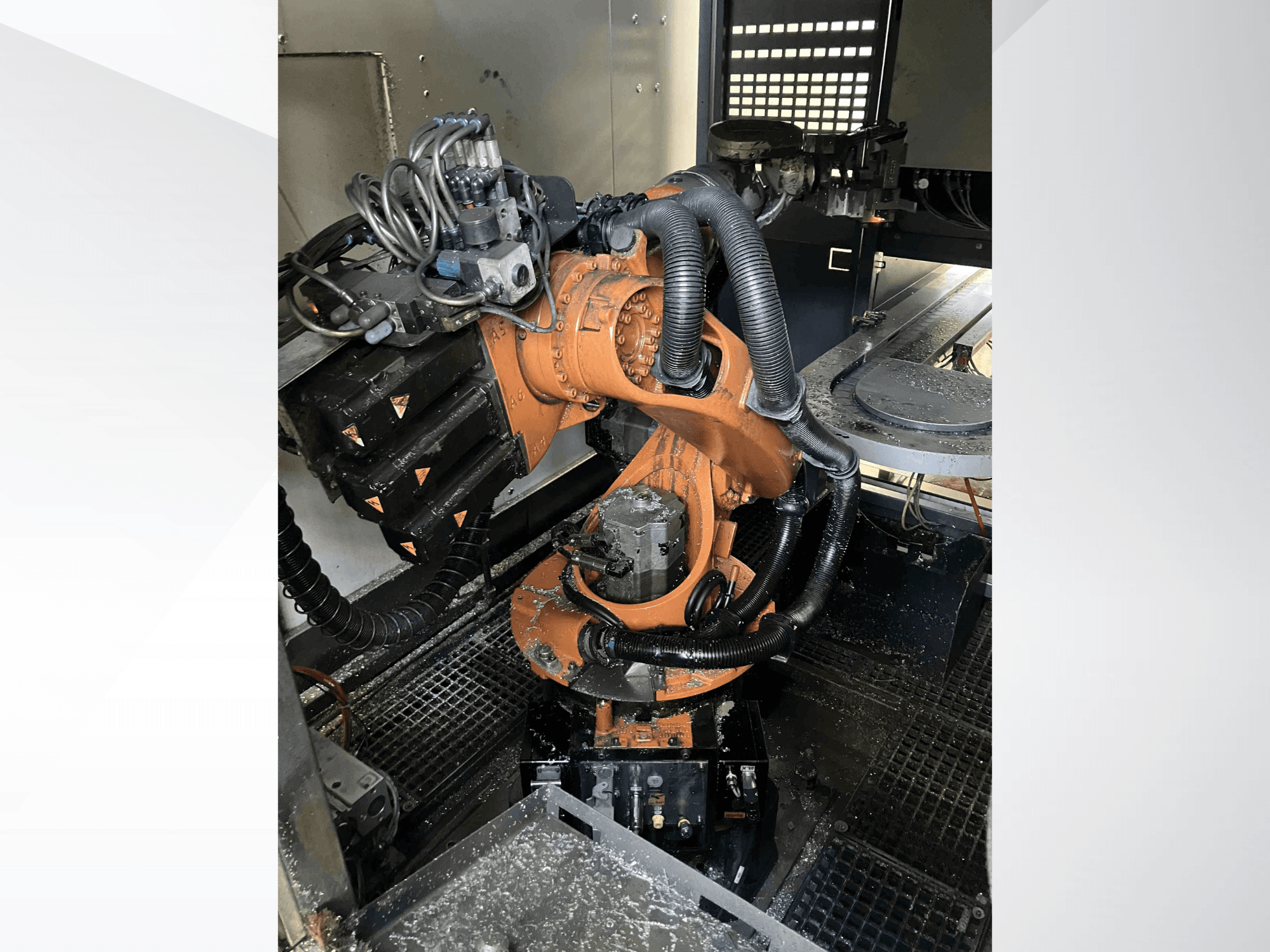 KUKA KR 16 robotkäsi ülaltvaates, kus on näha mehaanilised komponendid ja juhtmestik töökojakeskkonnas.