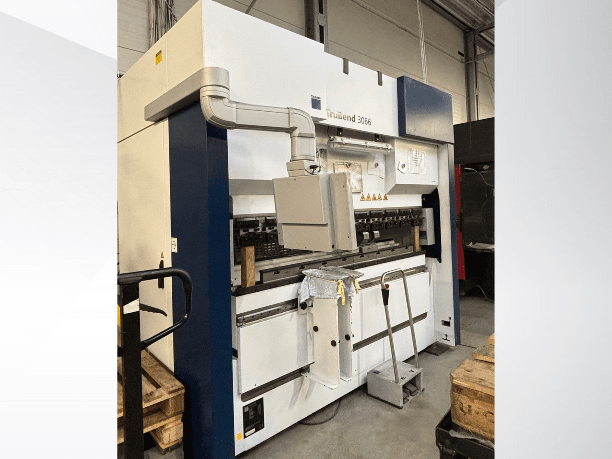 Trubend 3066 painutusmasin, esivaade, kus on näidatud juhtimisseadmed, metallraam ja ohutusseadmed töökojas.