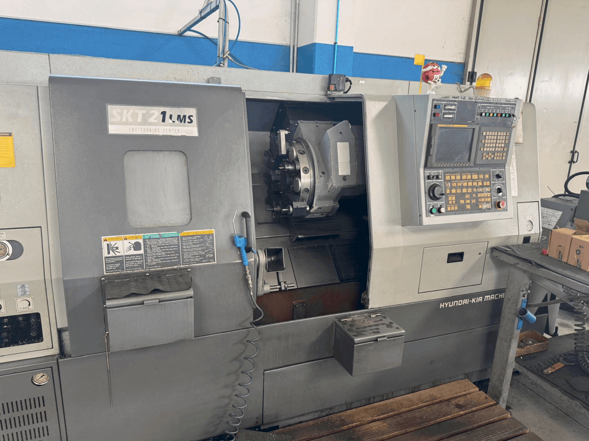 Masina HYUNDAI KIA SKT 21 LMS eestvaade