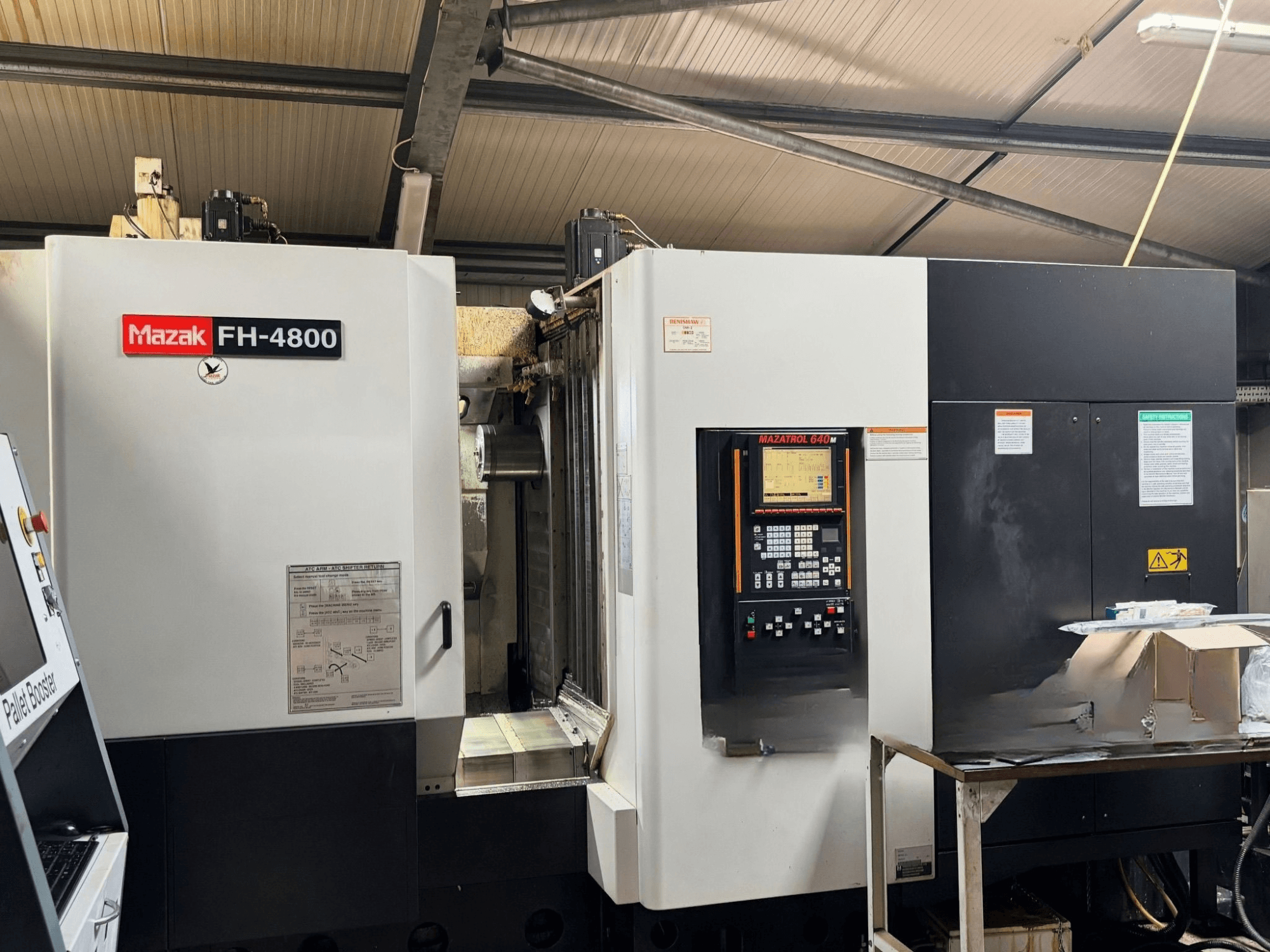 Mazak FH-4800 horisontaalne töötlemiskeskus, vaade eest, millel on näha juhtpaneel ja masina detailid.