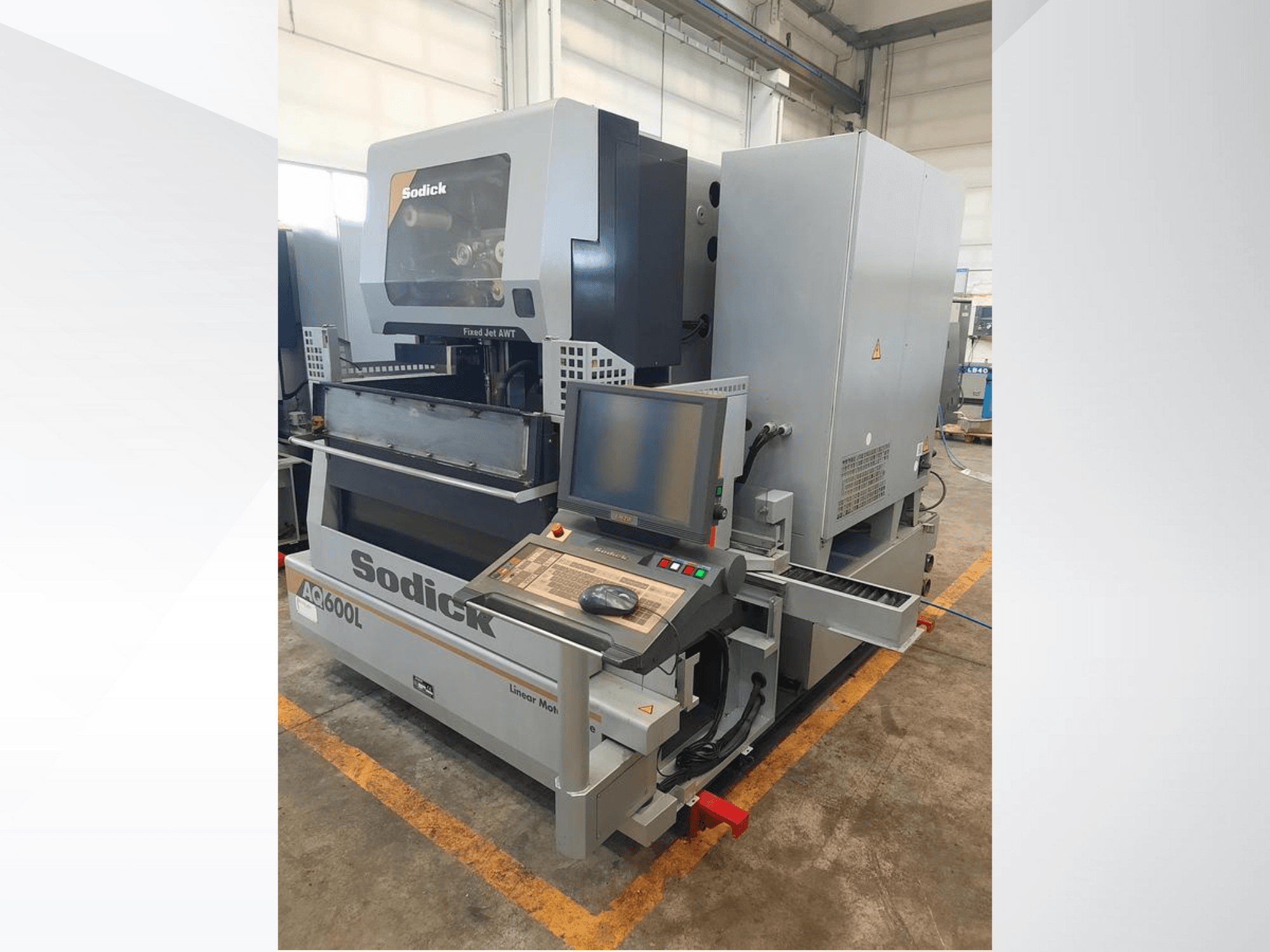 Sodick AC600L lineaarmasin külgvaates, kus on näha juhtpaneel, fikseeritud joatoru ja tööstuslik disain.
