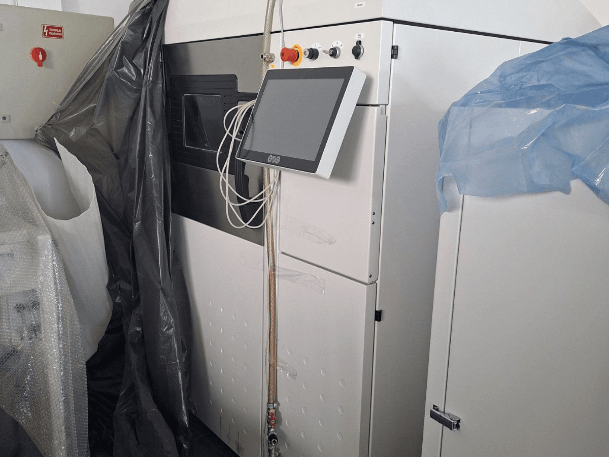 EOS M 290 metallist 3D-printeri esivaade, millel on puuteekraan, juhtpaneel ja kaitsekatted.