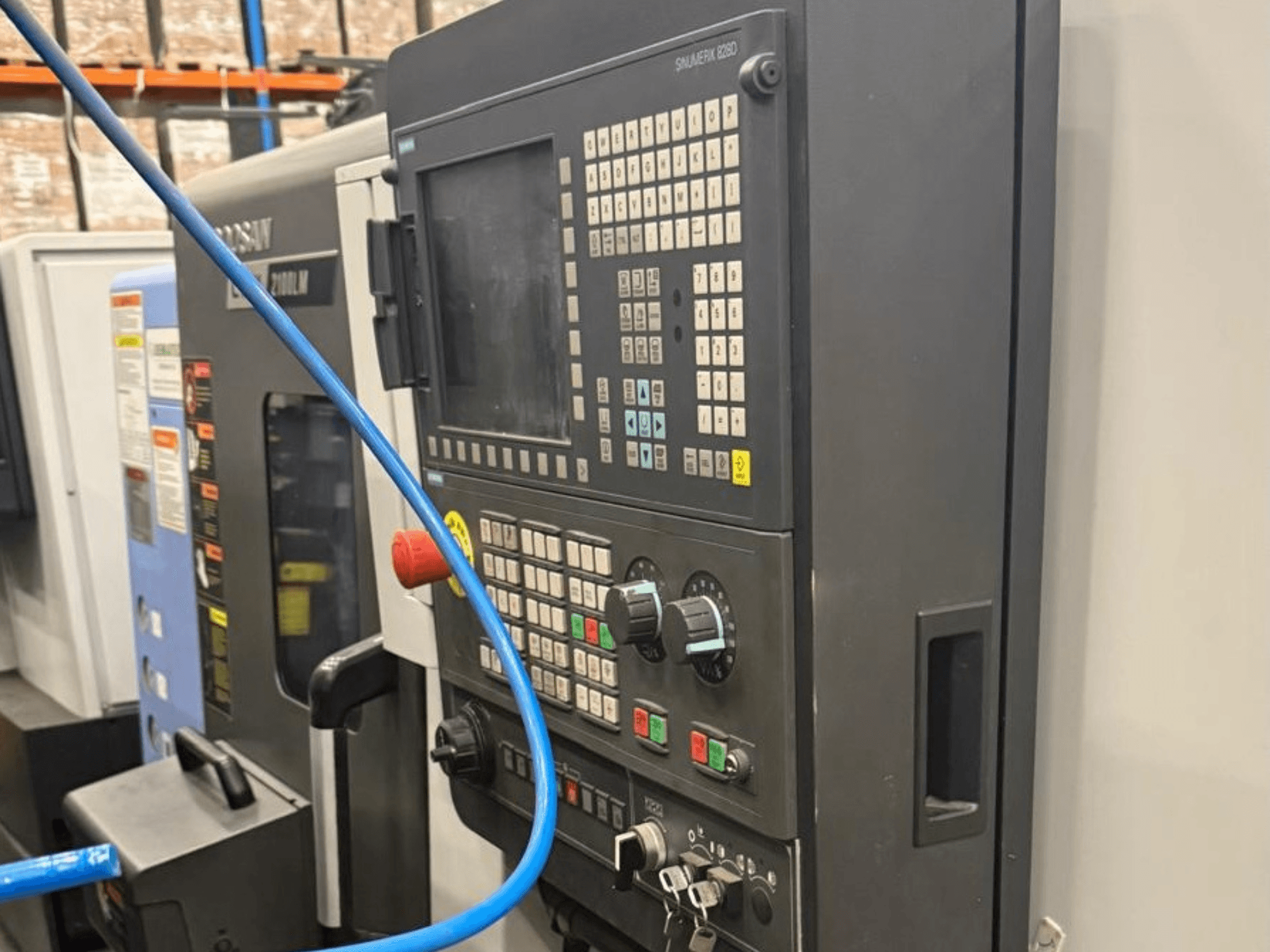 Töödeldava tööriista juhtpaneel, esivaade, millel on nupud, nupud ja digitaalne näidik täpseks tööks.