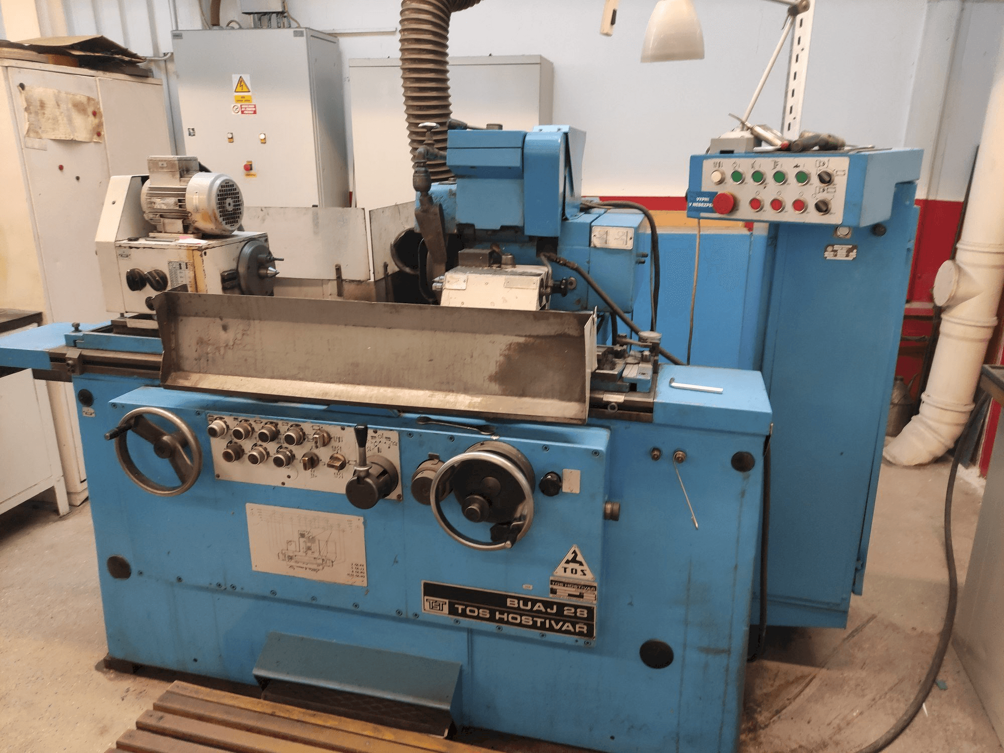 Masina TOS BUAJ 28 eestvaade