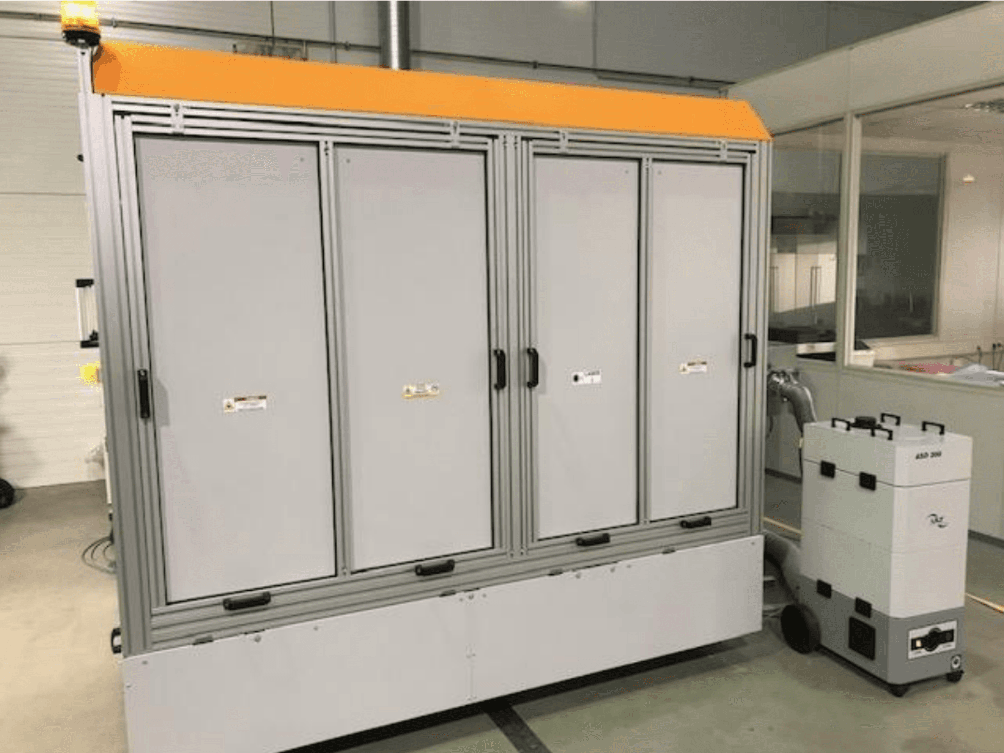 4JET Pearl M kiudoptiline laserlõikepink, esivaade, kus on näha turvavalgus, juhtpaneel ja ühendatud väljatõmbeseade.