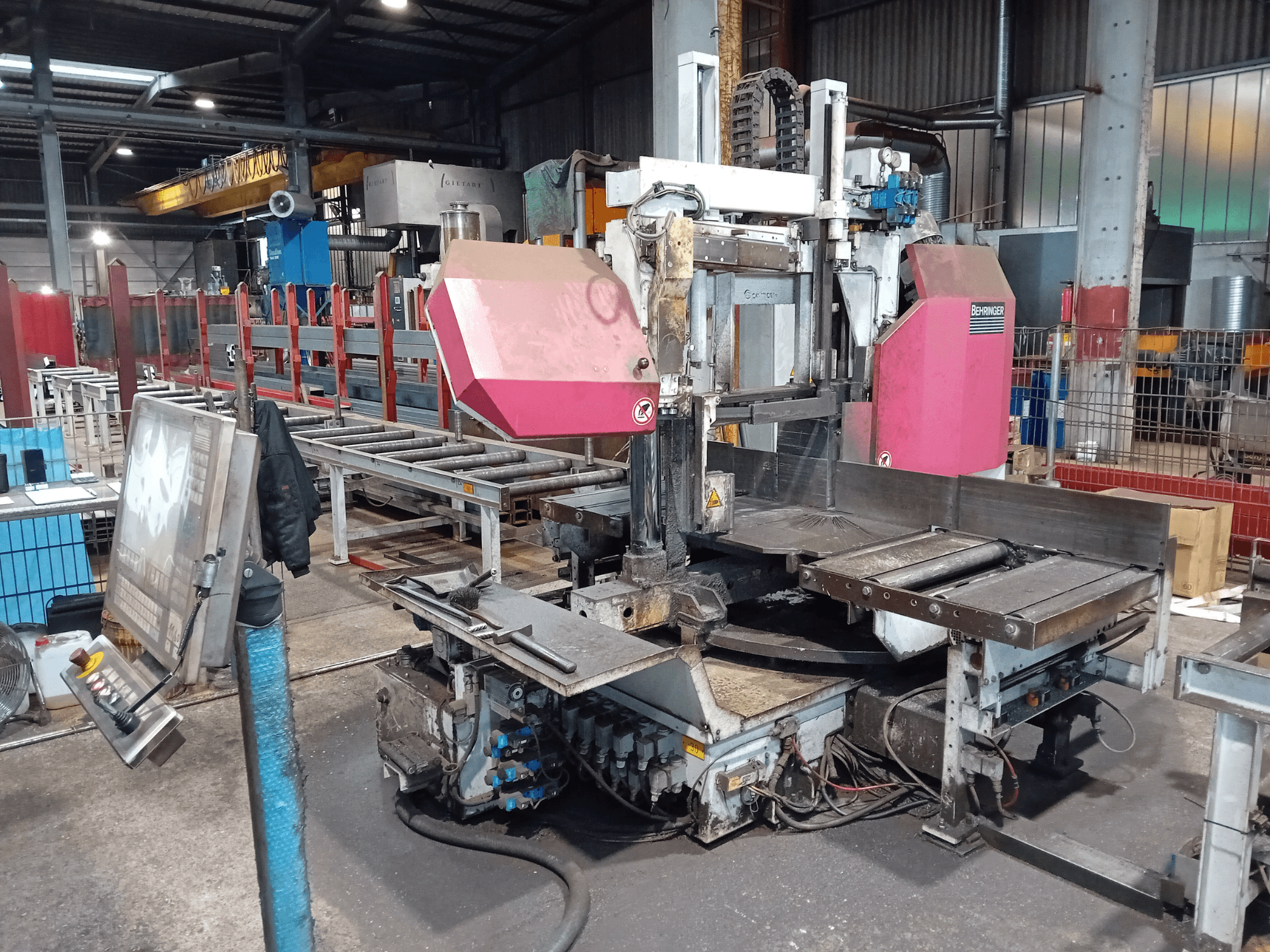 Behringeri saelõikepink tehases, esivaade, millel on suur lõiketera ja nuppudega juhtpaneel.