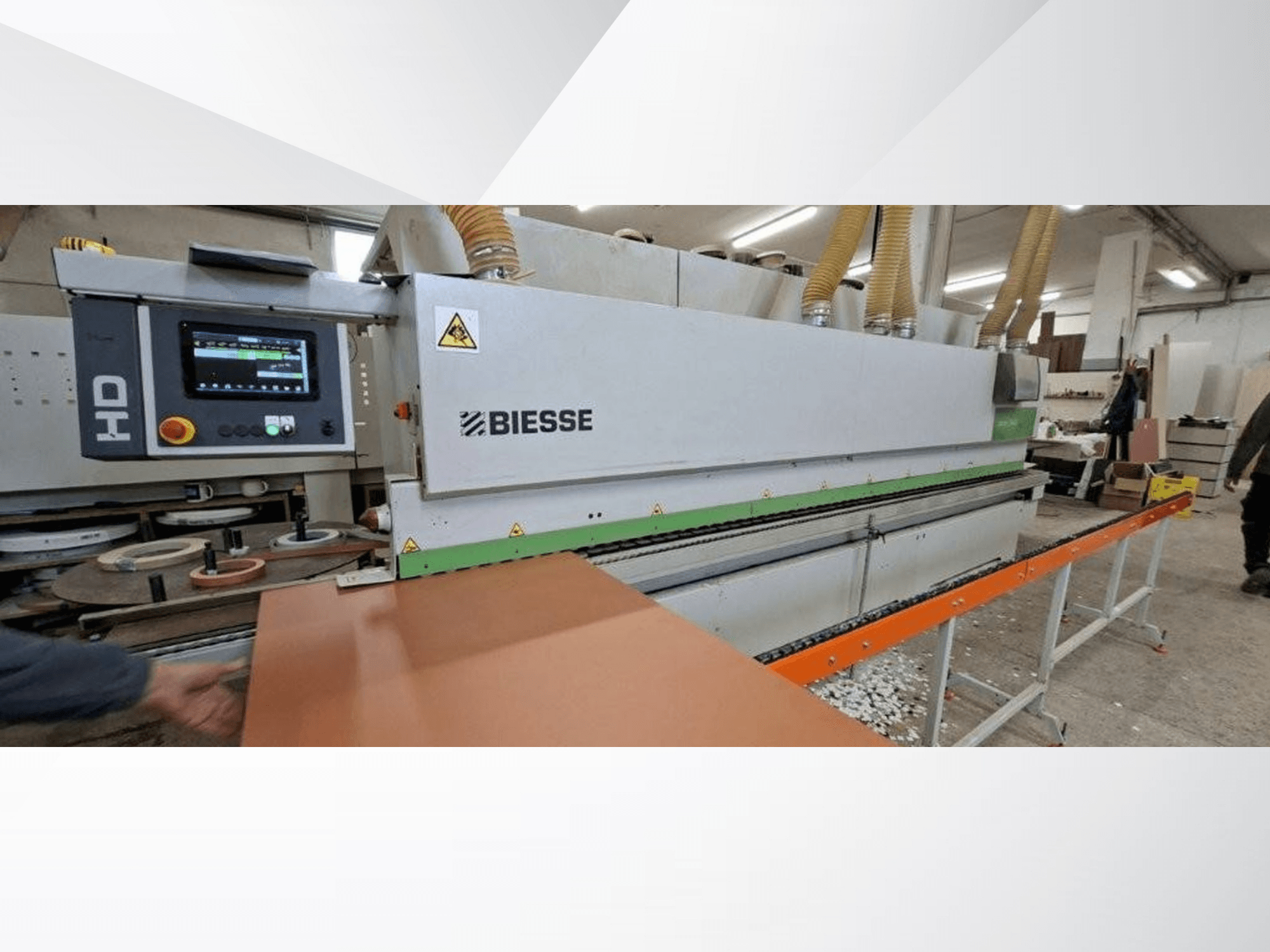 BIESSE JADE 340 servakleebimismasin töökodas, vaade eest, digitaalse juhtpaneeli ja oranži söötmislauaga.