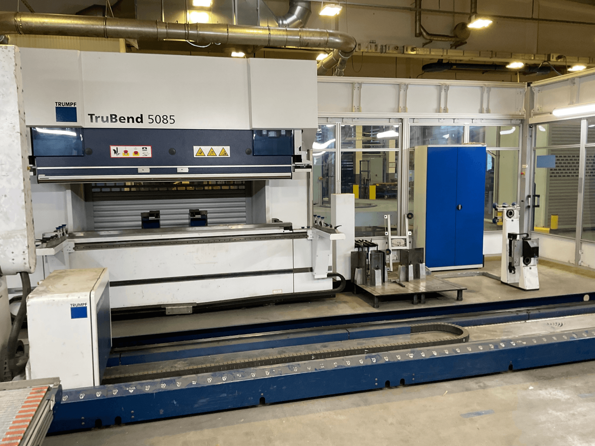 TruBend 5085 by TRUMPF, külgvaade suurest metalli painutuspingist, mille kõrval on juhtpaneel ja erinevad tööriistad.