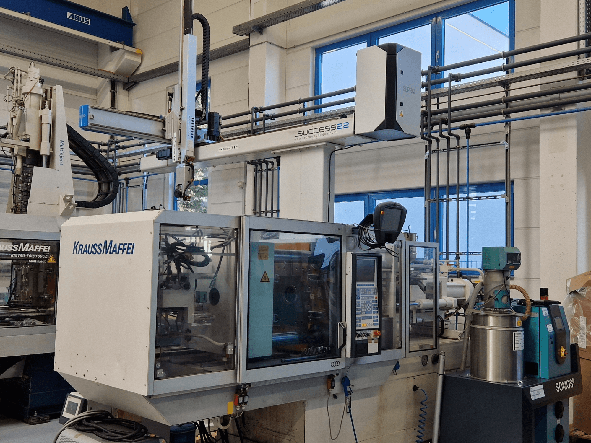 KraussMaffei Success 22 survevalu masin koos juhtpaneeliga, vaadatuna eestpoolt tehases.