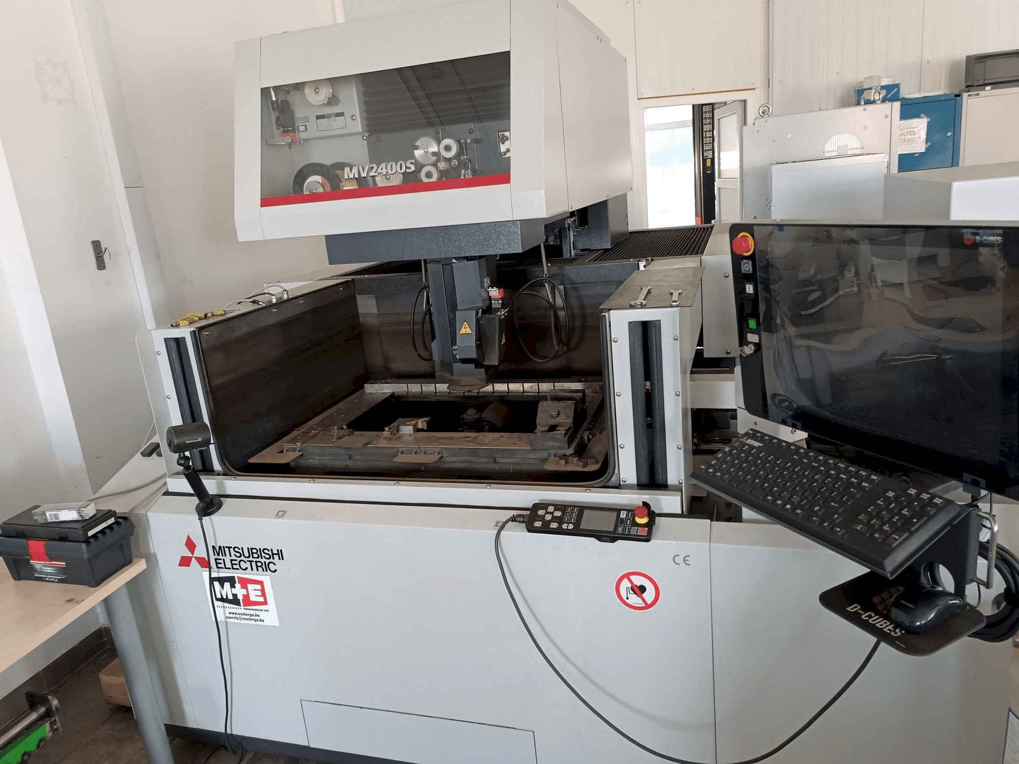 Masina Mitsubishi MV2400S eestvaade