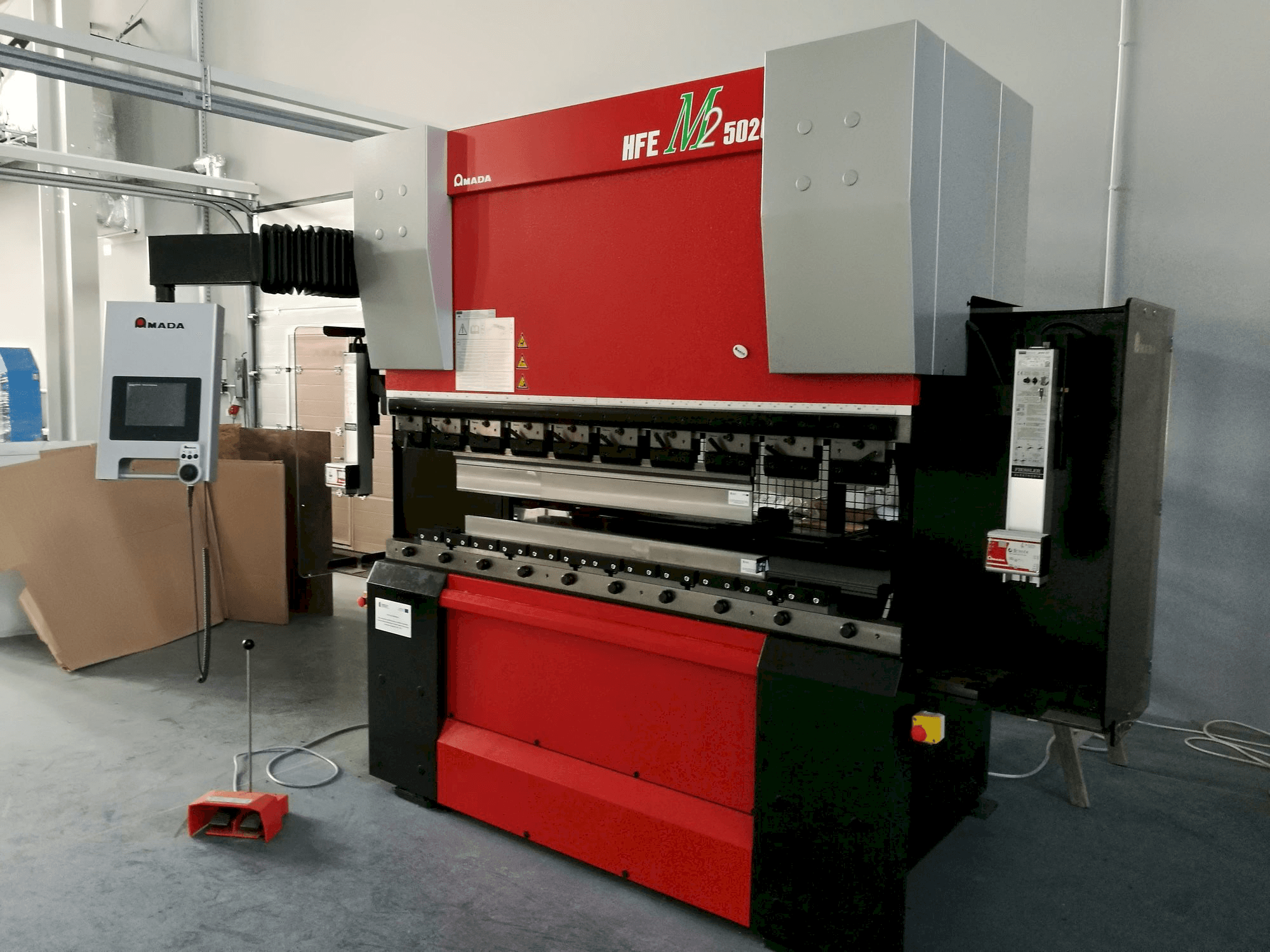 Masina AMADA HFE M2 5020 eestvaade