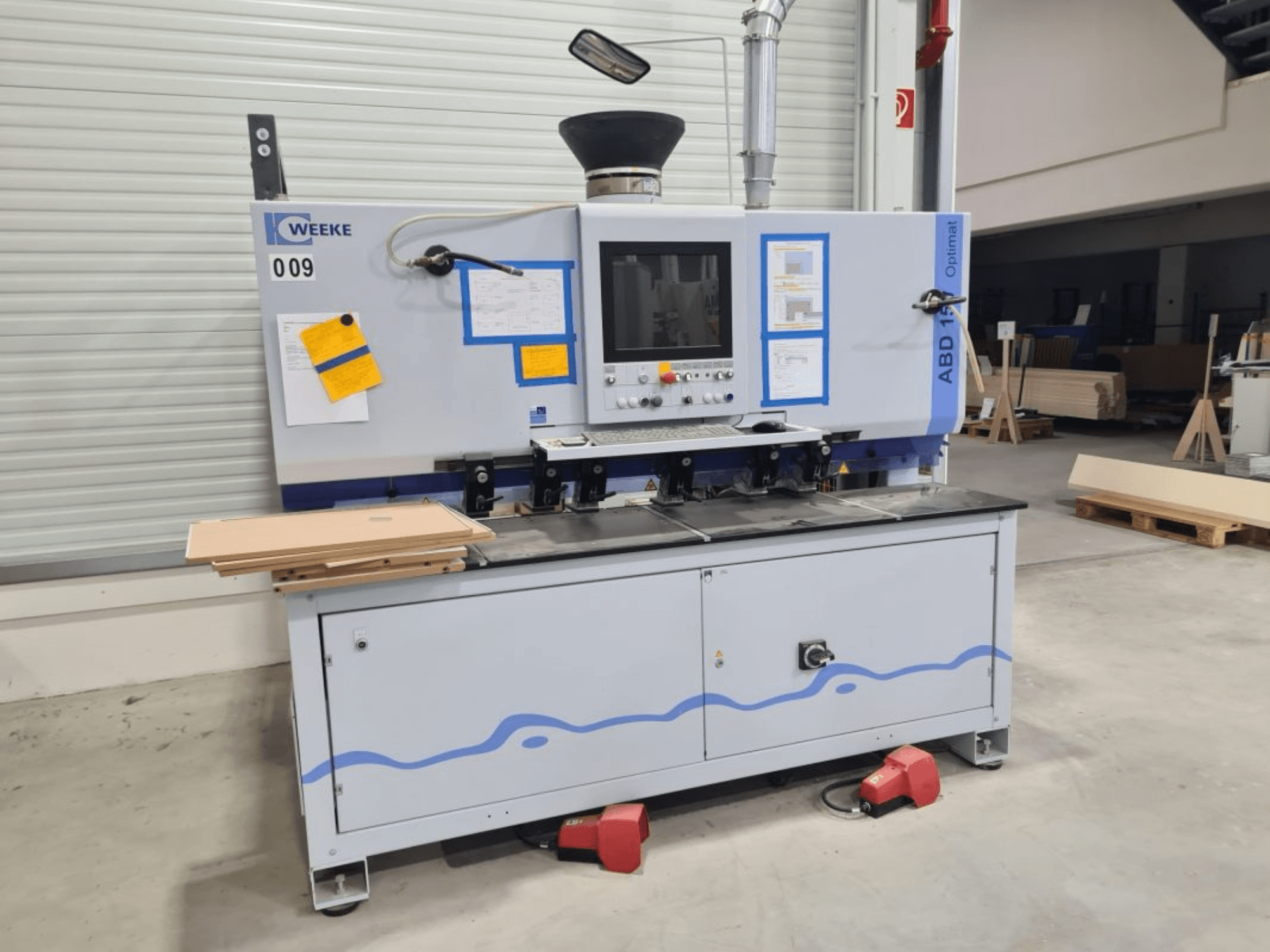 HOMAG WEEKE OPTIMAT ABD150 mitmepoolne puurpingi esivaade, millel on näidatud juhtimisseadmed ja laotud puitplaadid.