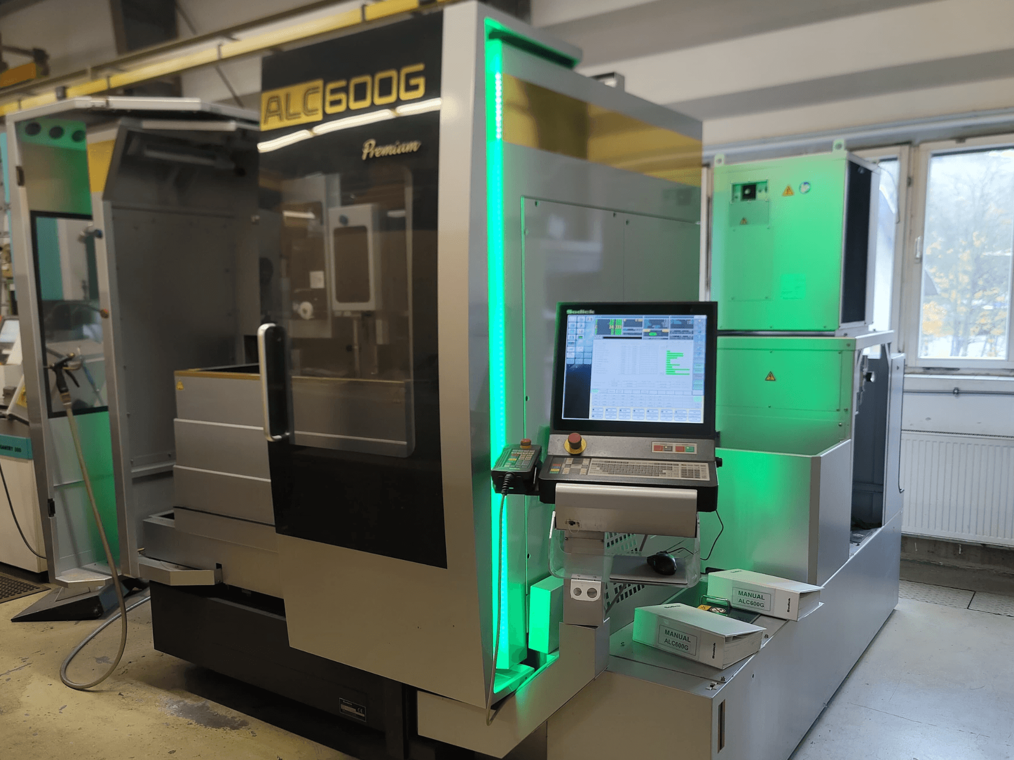 Sodick ALC600G Premium Wire EDM masin, esivaade, kus on näidatud juhtpaneel ja valgustatud välised detailid.