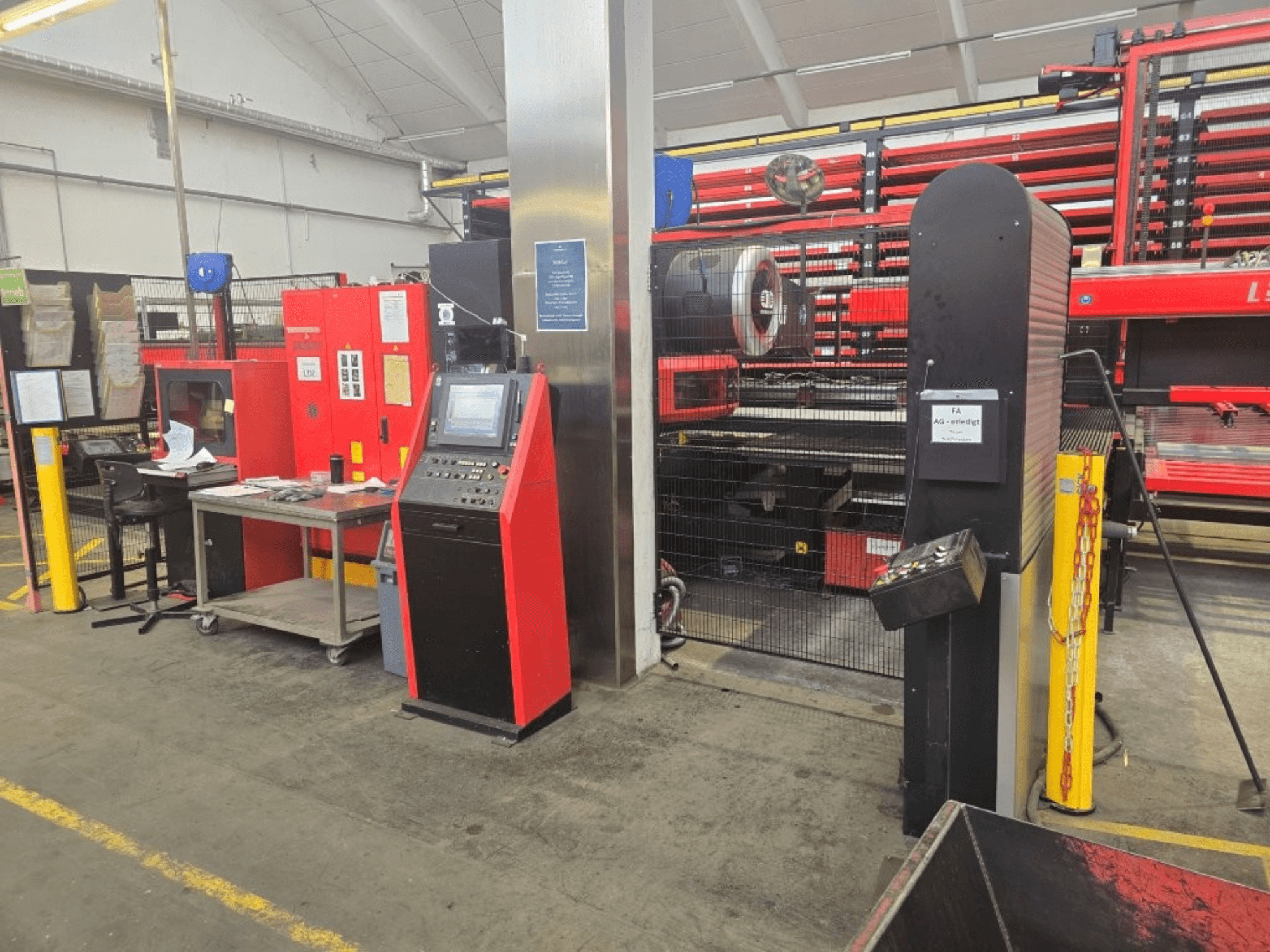 AMADA EMZ 3610 NT CNC-stantsimismasina esivaade, millel on näha juhtpaneel ja ohutuskate tehase keskkonnas.