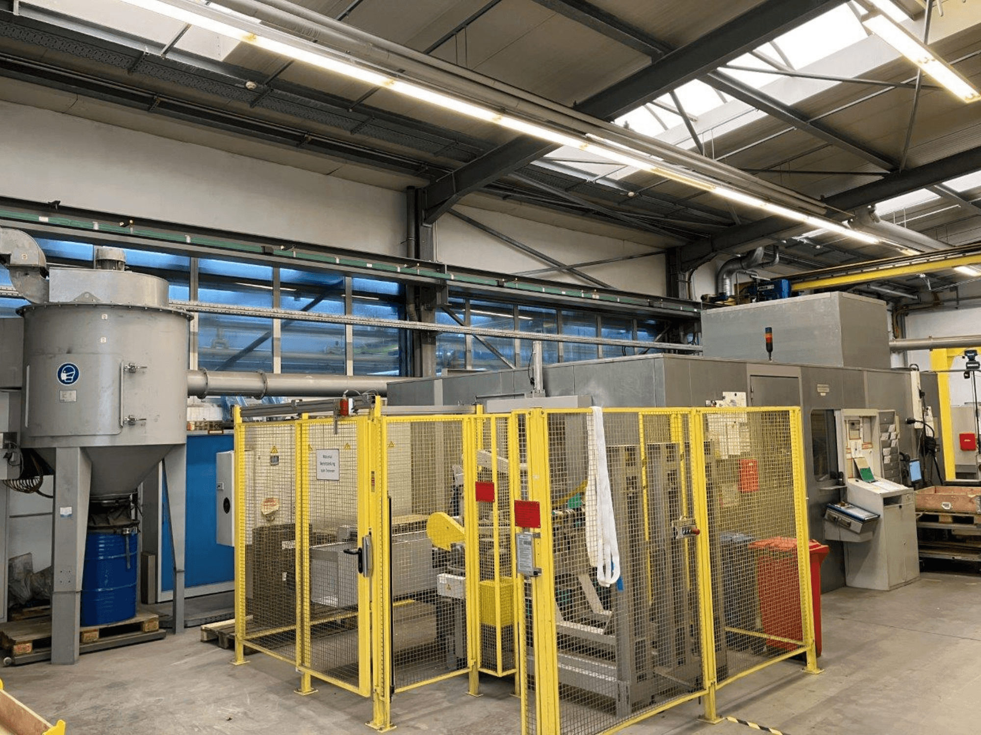 HARALD BAUGMARTEN TM 400 S, esiplaanil kaitsekabiini ja väljatõmbesüsteemiga.