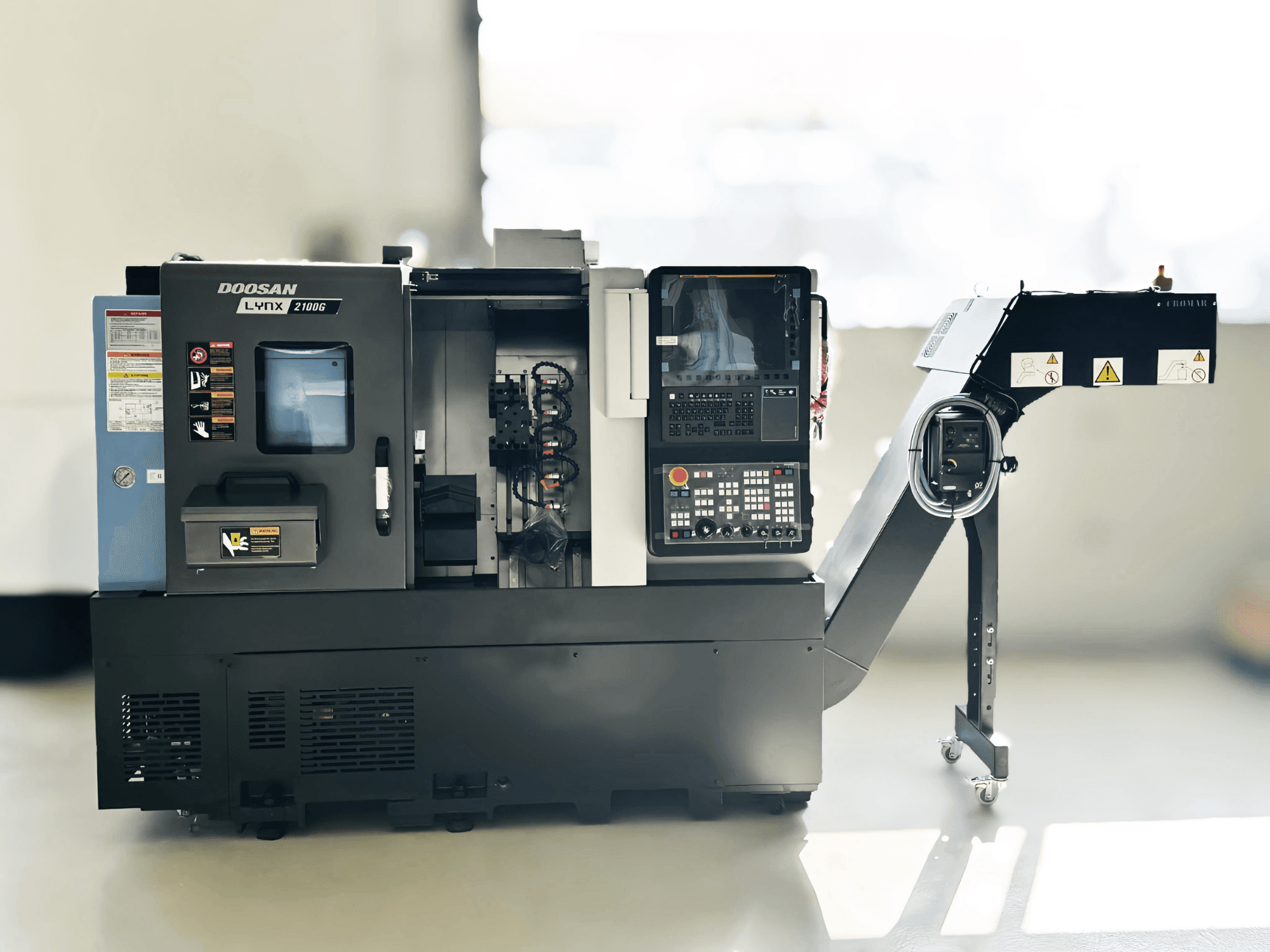 DOOSAN LYNX 2100GA Šveitsi tüüpi treipingi külgvaates, kus on näha juhtpaneel ja tööriistahoidik.