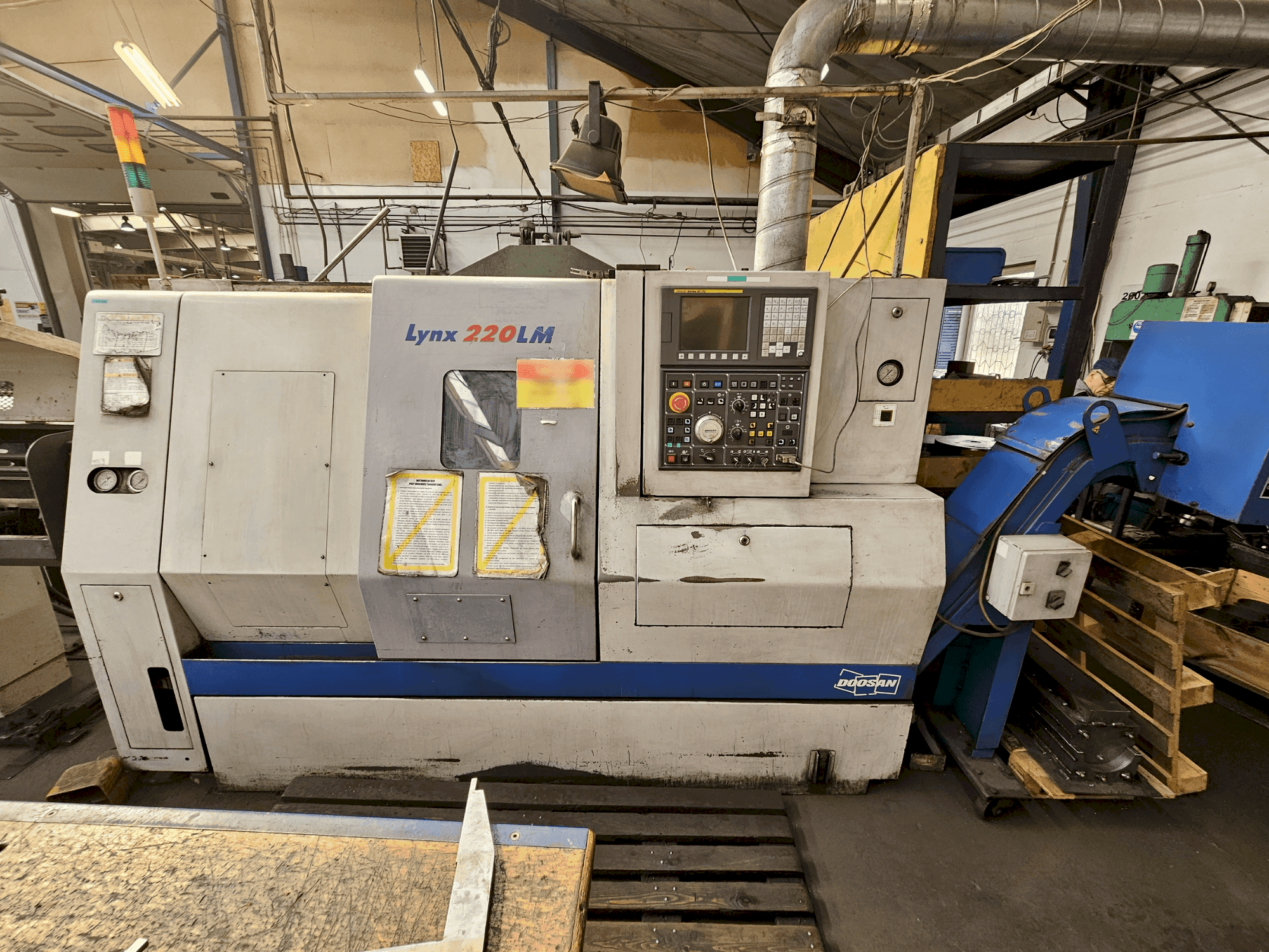 Masina DOOSAN LYNX 220LMA eestvaade