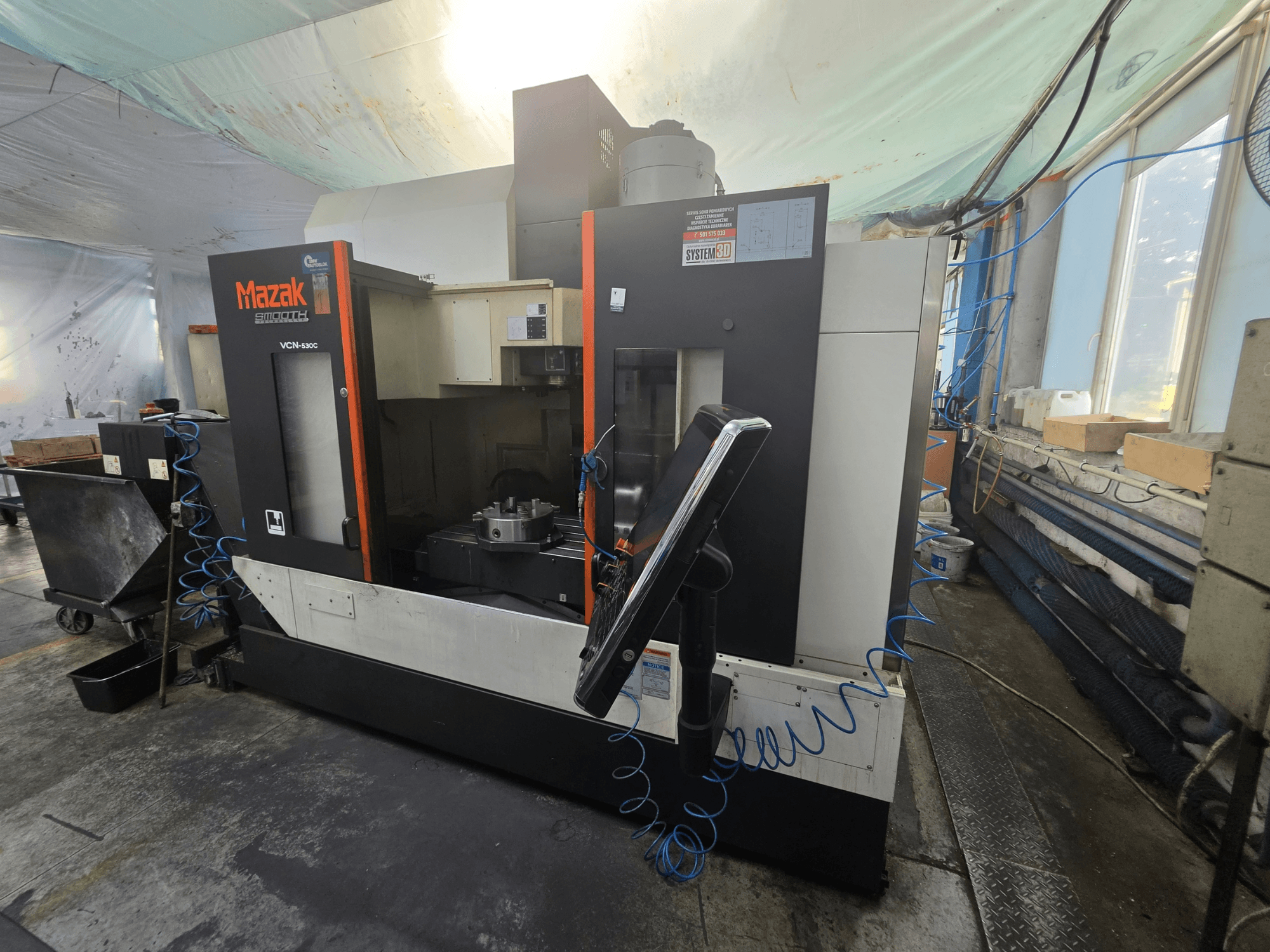 Mazak VCN-530C vertikaalne töötlemiskeskus eestvaates, millel on näha juhtpaneel, töötsoon ja tööriistahoidja.