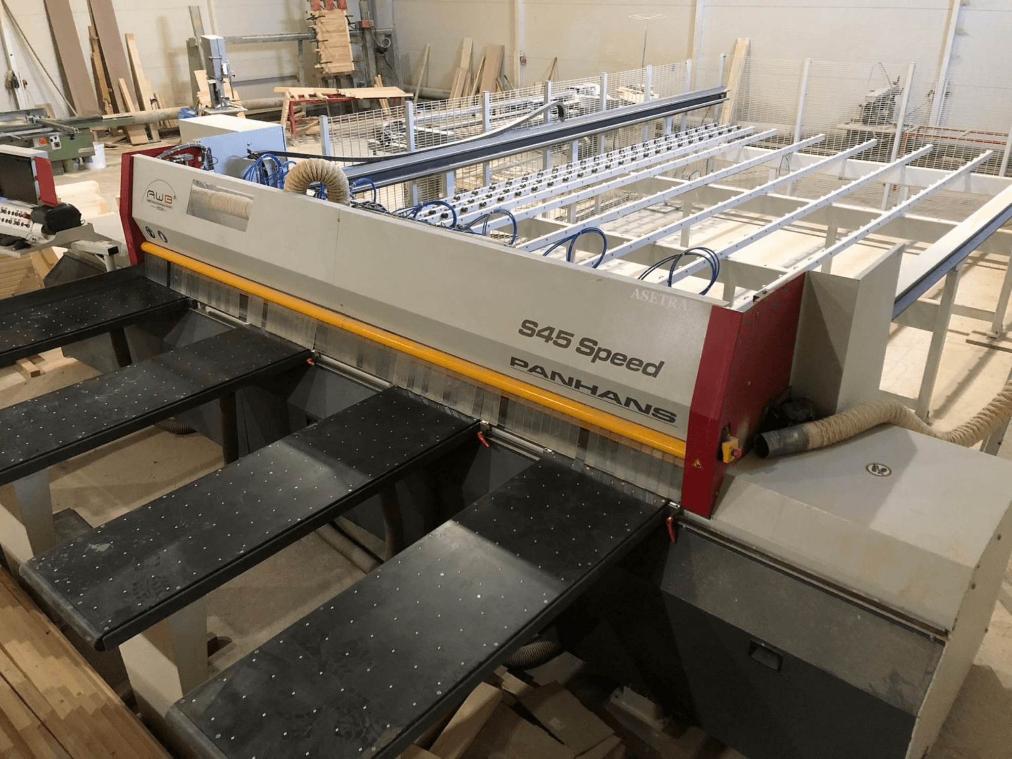 Külgvaade PANHANS S45 Speed plaadisaagile, millel on viie laua seadistus ja nähtav juhtpaneel koos tolmueemaldusega.