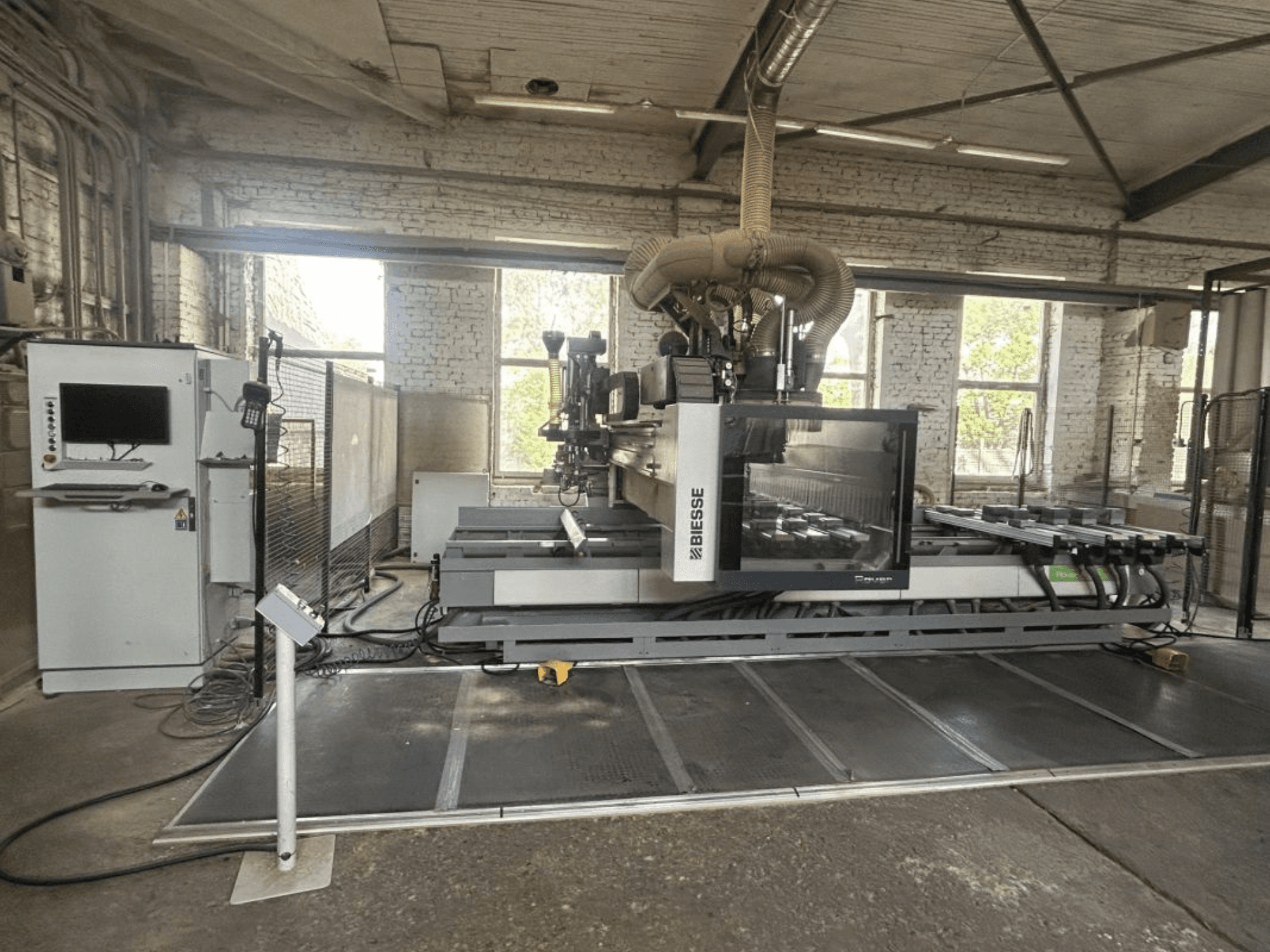 BIESSE Rover A Edge 1643 CNC-töötlemiskeskus, vaade eest, millel on näha juhtpaneel, tööpink ja tööstuslik keskkond.