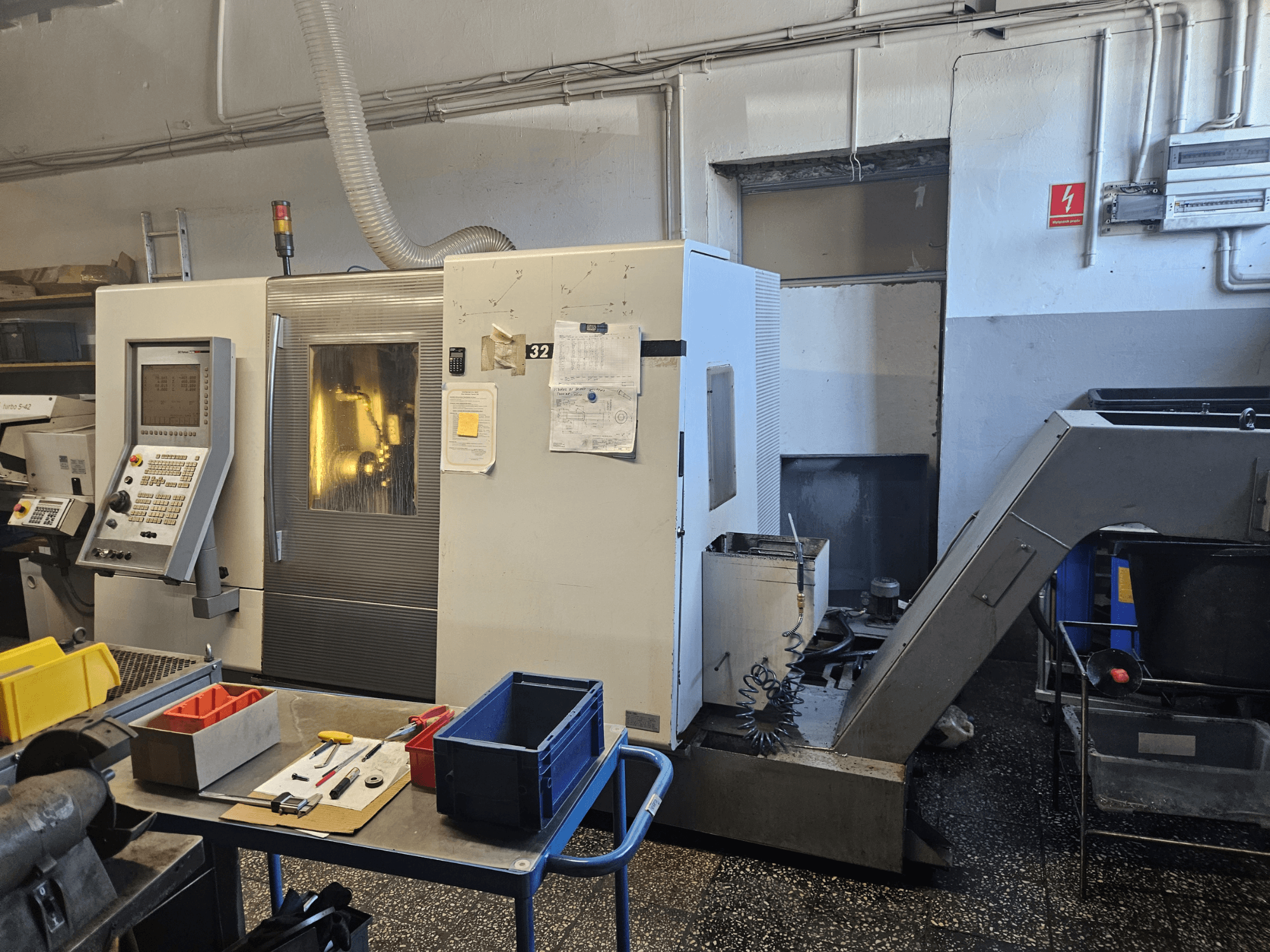 Mitmespindliline treipink DMG GILDEMEISTER Sprint 32 lineaarne, esiplaanil töökojas, juhtpaneel ja tööriistad nähtavad.